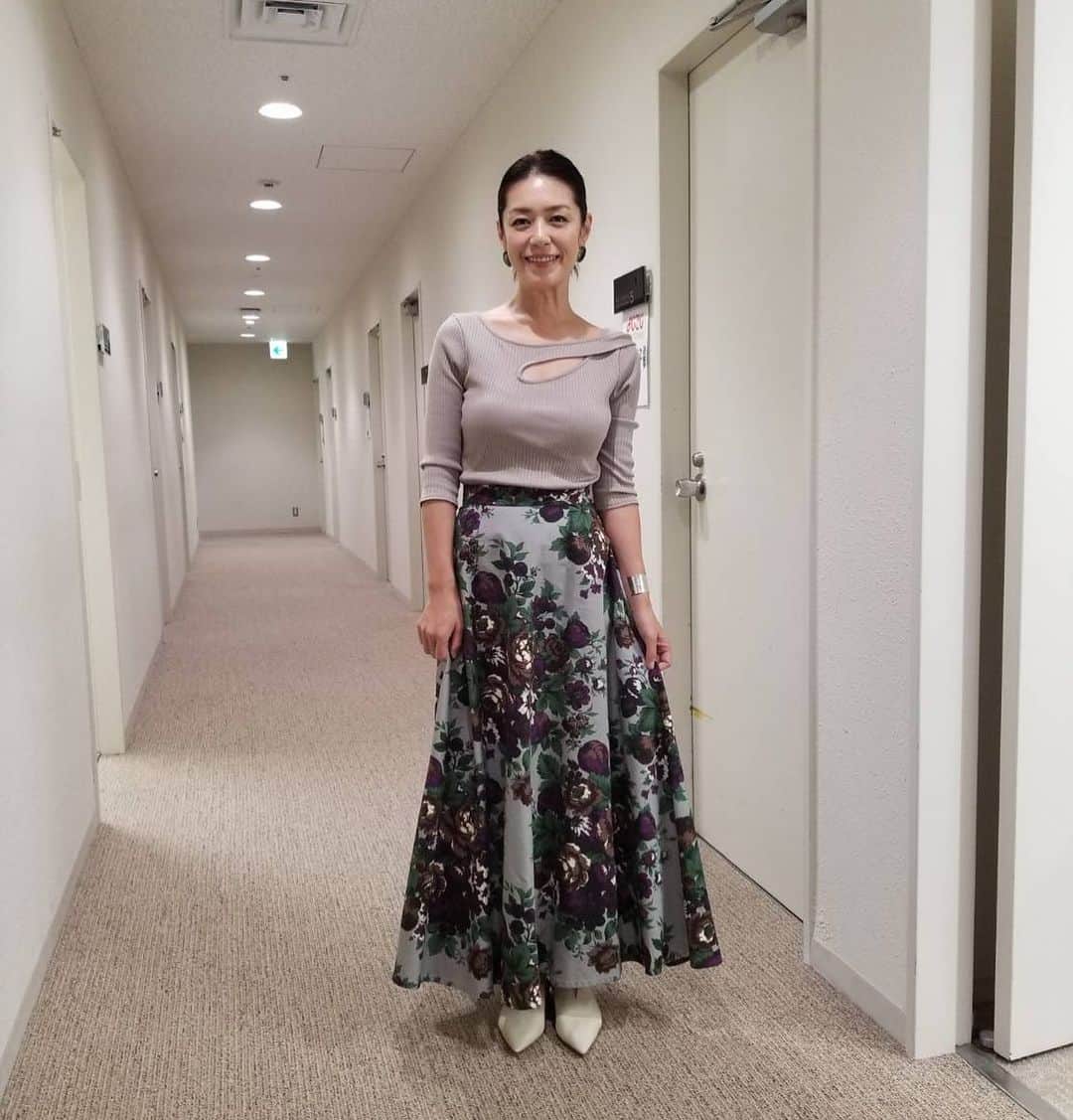 加藤紀子のインスタグラム：「テレビ東京「よじごじdays」にお付き合い頂いた方、ありがとうございました！ いつお邪魔しても穏やかな番組✨ 素敵メイクに素敵スタイリング🥰 心から幸せな時間でした！  tops&shoes@randa_pic skirt@the_dallas_lab Pierce@lemme_tokyo Bangle@e.m.portrait  トップスもスカートもアクセサリーも好きなのばかりでした！」