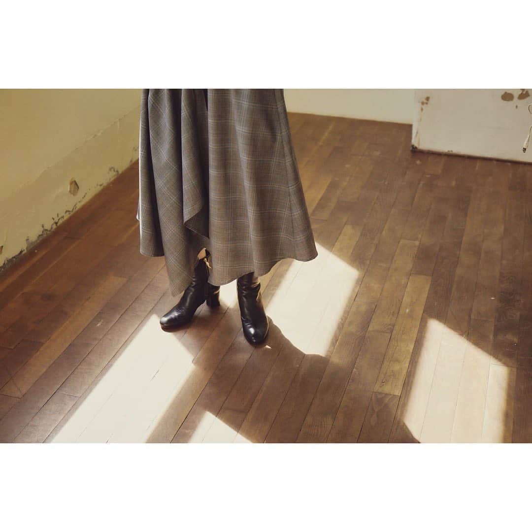 佐々木希さんのインスタグラム写真 - (佐々木希Instagram)「同素材の別布を縫い付けているので、スカートの裾が歩いた時に特に綺麗です。 ベルトは一癖あるデザインに！  この写真では、ベルトしてて見えないのですが、ワンピース、紐でキュッとするタイプです！  #iNtimite#AW」9月30日 23時03分 - nozomisasaki_official