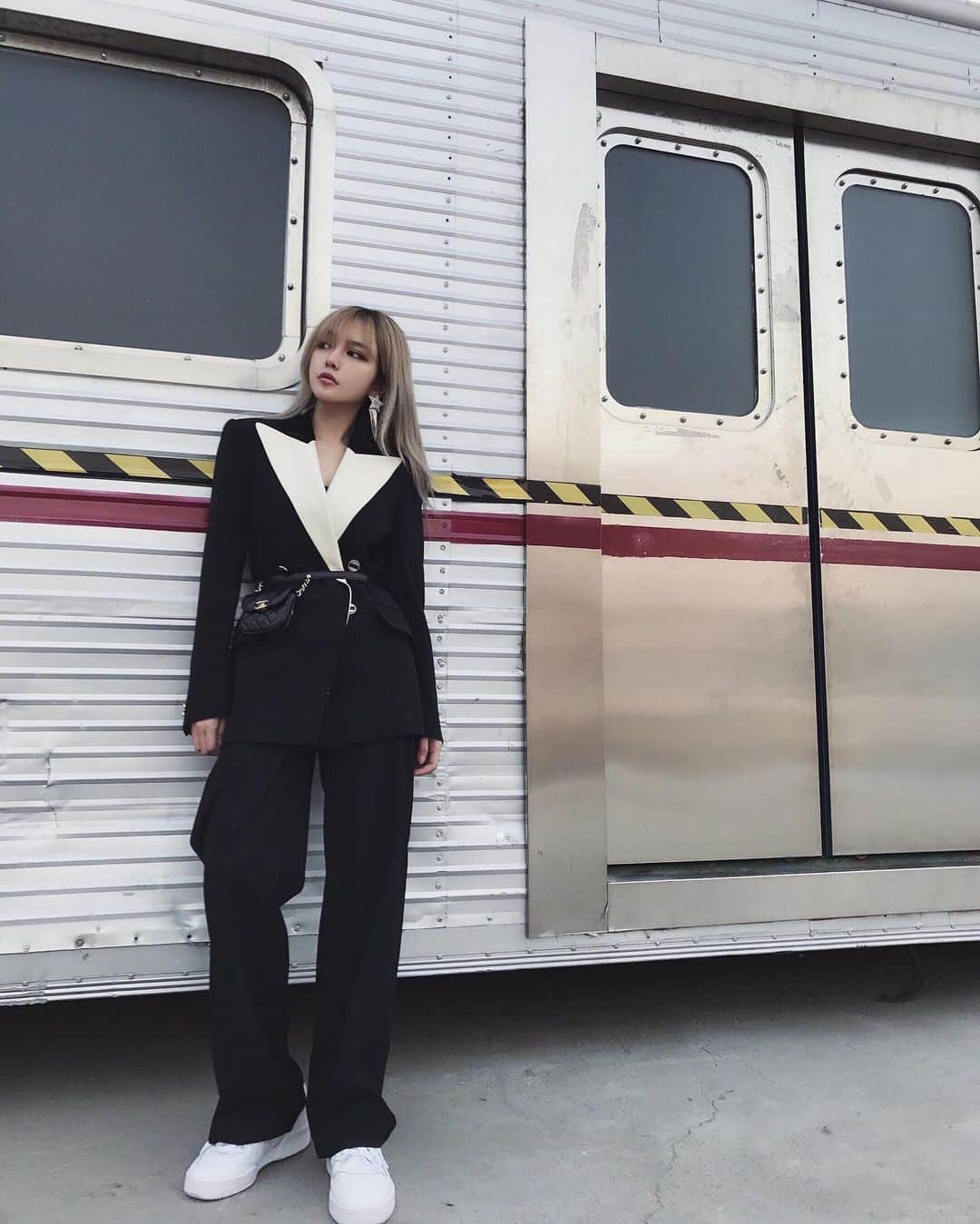 Grace Chowのインスタグラム：「女孩 當你一旦愛上球鞋 你會發現 就連正裝都要配雙球鞋」