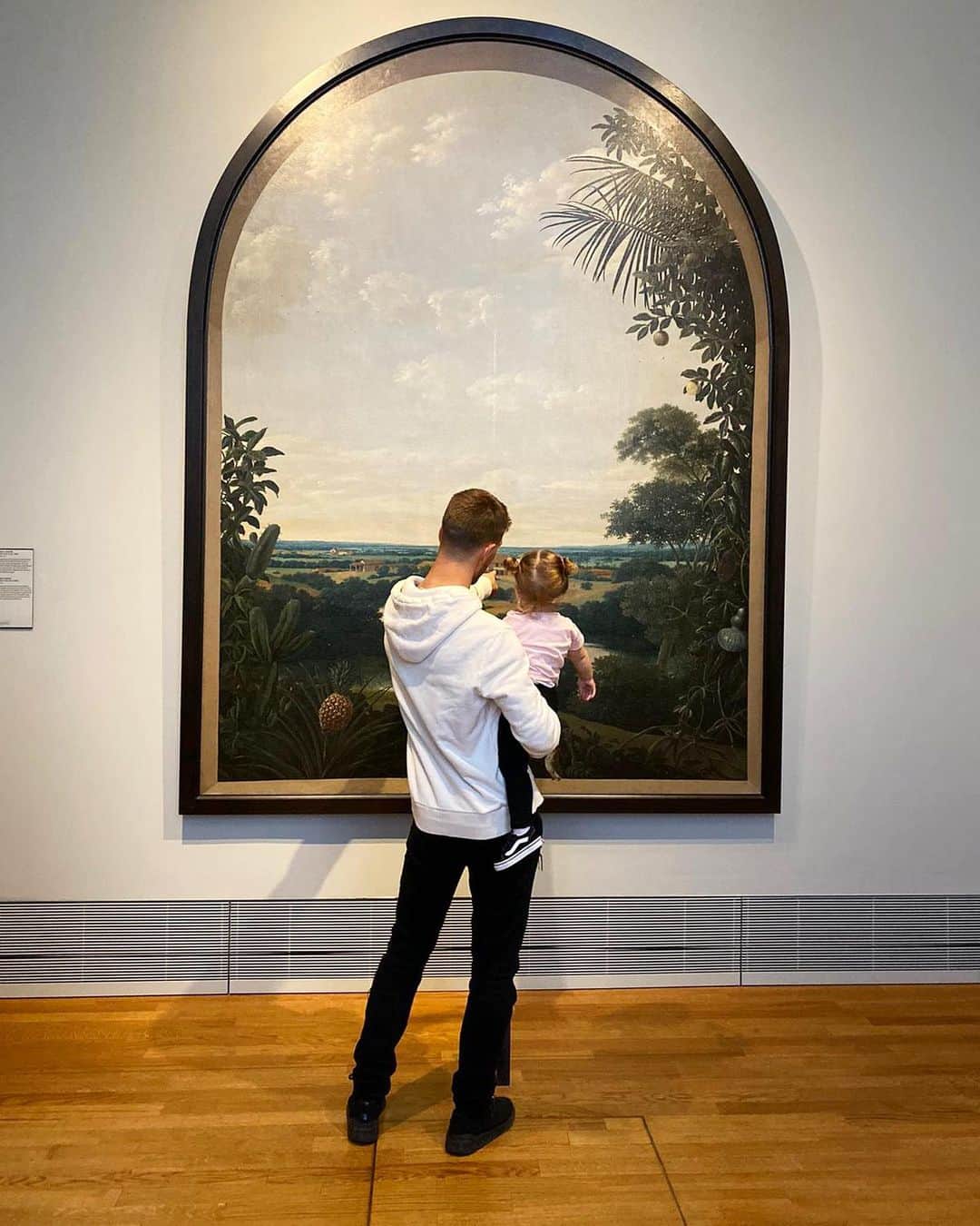 ジョエル・フェルトマンのインスタグラム：「Teach them young 😉 #rijksmuseum #amsterdam #art」