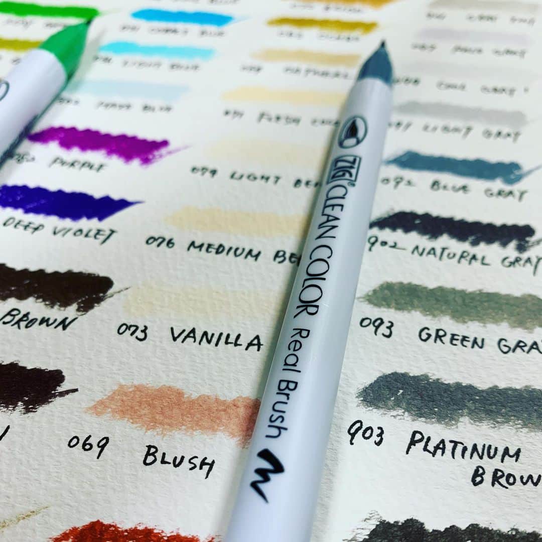 Kuretakeさんのインスタグラム写真 - (KuretakeInstagram)「ZIG CLEAN COLOR Real Brush is a brush type color pen. It has an excellent brush hair collectivity and it's very easy to write. There are in total 90 colors for a wide range of creations.  The ink is water-based dye, which is easily soluble in water. So you can try color blending and gradations with a blender pen or water brush.  Enjoy lettering, brush calligraphy, watercolor art, bullet journals and more with your imaginations 😊  ZIG CLEAN COLOR Real Brush は、穂先もまとまりやすく書きやすい、 毛筆タイプのカラーブラッシュペンです。カラーは全90色と色数も豊富で幅広い用途に使えます。 水性の染料インクのタイプなので、水にも溶けやすい性質です。ブレンダーペンや、水筆ぺんで、色のぼかしや、グラデーションも楽しめます。 レタリングや、ブラッシュカリグラフィーはもちろん、水彩アートや、バレットジャーナルなどにも楽しめます。 #ZIG #cleancolor #realbrush #watercolor #kuretake #クリーンカラーリアルブラッシュ #リアルブラッシュ #brush #lettering #bulletjournal  #バレットジャーナル」9月30日 23時18分 - kuretakejapan