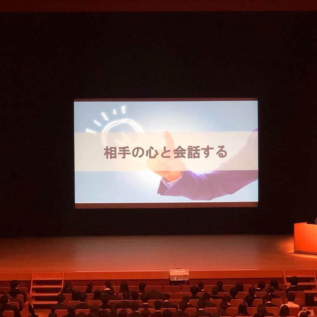 岡部友さんのインスタグラム写真 - (岡部友Instagram)「今日は東京リゾート・スポーツ専門学校の皆さんにキャリアデザイン講習会に呼んで頂きました。  300人くらいの学生のみなさん集中して聞いてくれてありがとうございました！そしてこんな機会を頂けて関係者のみなさまありがとうございました！  私が一番素晴らしいなと思ったのはリゾスポの先生たちは熱く本当に本当に学生のみんなのことを考えてる。思った以上に厳しくも愛を持って将来のことも考えてくれているだなと感じました。  学生時代には気付きにくいけど めちゃくちゃ守られてるからなんの心配もなく色んなことに挑戦してよいのだ！  人生はドラクエだって言ったらちょっとざわついた。ドラクエが古すぎたのか、面白いと思ってくれたのか 例え失敗か？！ 昭和がバレた瞬間。  敵と闘い、勝ってレベルアップして自分が使える戦闘アイテム、使える呪文が増えていく。  人生でふりかかるいかなる負荷も逃げずに乗り越えていけば自分の経験値があがっていく。これの繰り返しで自分の心と魂を磨いていく。 私もうまくいかないこともたくさんあるし、反省することもたくさんある。ちゃんとそれを未来に活かせる経験値としてためておきたい。  ロープレの主人公は自分。 でもコントロールするのも自分。  人の持ち物ではなく自分の使えるアイテムを見直してそこからレベルアップしていくことに集中しよう！自分の能力は見つけるのではなく自分で作っていくのだー！  #spiceupfitness #fitnessmotivation #桃尻 #美尻 #美尻トレーニング #岡部友 #hiptraining #リゾスポ」9月30日 23時18分 - tomo_fitness