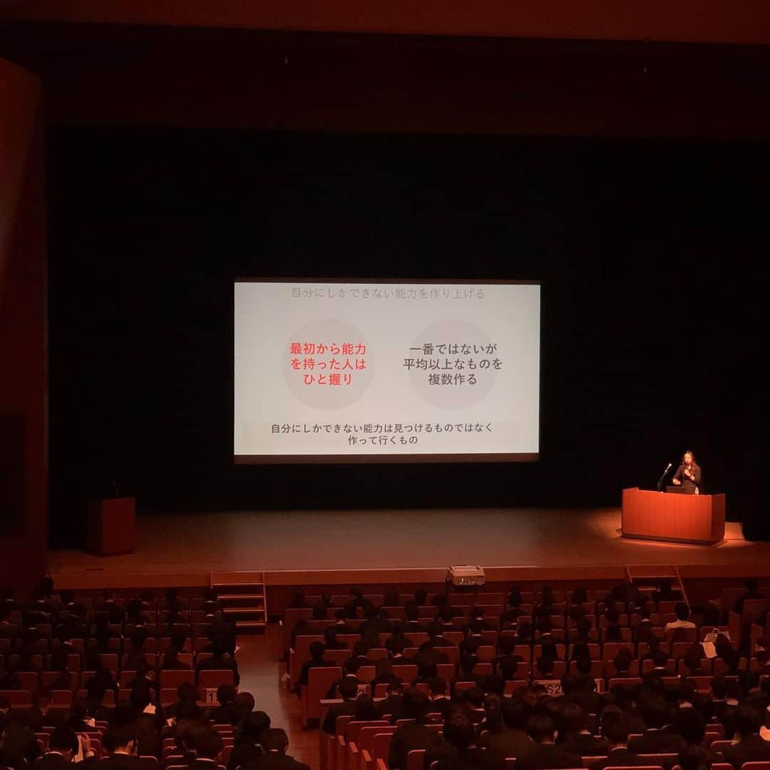 岡部友さんのインスタグラム写真 - (岡部友Instagram)「今日は東京リゾート・スポーツ専門学校の皆さんにキャリアデザイン講習会に呼んで頂きました。  300人くらいの学生のみなさん集中して聞いてくれてありがとうございました！そしてこんな機会を頂けて関係者のみなさまありがとうございました！  私が一番素晴らしいなと思ったのはリゾスポの先生たちは熱く本当に本当に学生のみんなのことを考えてる。思った以上に厳しくも愛を持って将来のことも考えてくれているだなと感じました。  学生時代には気付きにくいけど めちゃくちゃ守られてるからなんの心配もなく色んなことに挑戦してよいのだ！  人生はドラクエだって言ったらちょっとざわついた。ドラクエが古すぎたのか、面白いと思ってくれたのか 例え失敗か？！ 昭和がバレた瞬間。  敵と闘い、勝ってレベルアップして自分が使える戦闘アイテム、使える呪文が増えていく。  人生でふりかかるいかなる負荷も逃げずに乗り越えていけば自分の経験値があがっていく。これの繰り返しで自分の心と魂を磨いていく。 私もうまくいかないこともたくさんあるし、反省することもたくさんある。ちゃんとそれを未来に活かせる経験値としてためておきたい。  ロープレの主人公は自分。 でもコントロールするのも自分。  人の持ち物ではなく自分の使えるアイテムを見直してそこからレベルアップしていくことに集中しよう！自分の能力は見つけるのではなく自分で作っていくのだー！  #spiceupfitness #fitnessmotivation #桃尻 #美尻 #美尻トレーニング #岡部友 #hiptraining #リゾスポ」9月30日 23時18分 - tomo_fitness