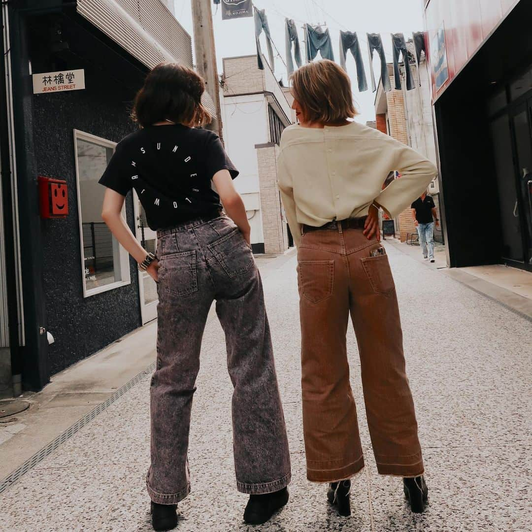 Rihwaさんのインスタグラム写真 - (RihwaInstagram)「Me and Rei walked Jeans Street in Kojima, Okayama!👖👖👖👖👖👖👖👖 日本のデニムで世界でも有名な岡山県は児島にある、ジーンズ縫製工場やジーンズ・ストリートを親友の安田レイちゃんと散策してきました！❤️👖🍑 DJ牛嶋さんが職人さん達を私達に紹介してくれて、岡山とデニム・ジーンズについてお勉強しました！聞けば聞くほど興味津々！面白かったー！😍私達が職人さんにインタビューした模様がなんと、４週に渡ってFM岡山で放送されることになりました！！！！楽しみにしててね！🌞🍇🍑👖❤️🌈 詳しくはHPに随時更新します！☺️💕 #Rihwa #安田レイ @yasudarei #FM岡山 #牛嶋俊明 #岡山 #倉敷 #児島 #デニム #ジーンズ #denim #Jeans #jeanslover #fashion #madeinKojima #Kojima #Japan #TCB #WHOVAL #japanbluejeans  #桃太郎ジーンズ #桃太郎#bluesakura #女子旅」9月30日 23時18分 - rihwa_official