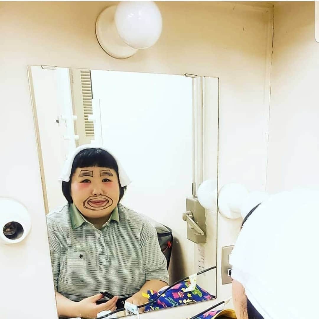 服部ひで子のインスタグラム：「明日、10/1(火)～10/7(月)まで 祇園花月⭐酒井藍座長週に、出演させていただきます(*^-^*)。 写真は、 今年の夏の、ツアー中でのヒトコマ。  あまりの猛暑のため、 会館全体の冷房の効きが悪く、汗だくの中、早着替えをする藍姉さん。  冷やしたタオルをお渡ししたら、 体を拭かれるかな、と思いきや  頭に乗せました…。 独特の 涼み方ですね。  そして、 一つわかったことは、  藍五郎さんの 眉毛とひげって、  周りを描いてから、塗りつぶす手法だった😂！！！ 塗り絵タイプでした 笑  明日から 10月だと言うのに、  まだまだ暑いので、 体調管理しながら頑張りたいと思います。  祇園花月で お待ちしておりますヽ(●´ε｀●)ノ。  #吉本新喜劇 #よしもと新喜劇 #新喜劇 #祇園花月 #酒井藍 座長」