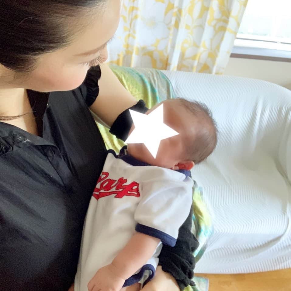 のインスタグラム：「渋顔の僕ちん1ヶ月検診。  1ヶ月と3日で11.2cmも大きくなりました(多少の誤差あると思うけど)  体重も1512g も増えて、頭もそりゃもう大きく。 エコーの段階で頭大きめと言われ続け、産まれた時はそんな事ないなと思ってたけど、、生後11日くらいからどんどん頭でっかちに〜‼️ #成長記録 #生後1ヶ月 #赤ちゃん#おとこのこ」