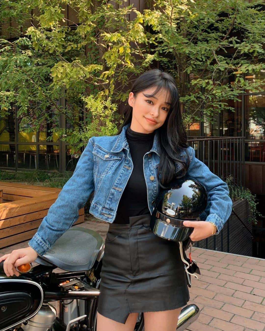 カン・ギョンミンさんのインスタグラム写真 - (カン・ギョンミンInstagram)「바이크굠 •• 부르르르릉릉 🏍💨 #맥퀸헬멧 #bmwr602 #클래식바이크」9月30日 23時31分 - kkmmmkk