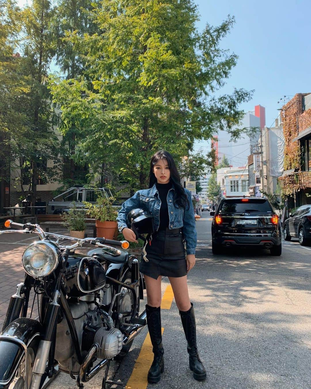 カン・ギョンミンさんのインスタグラム写真 - (カン・ギョンミンInstagram)「바이크굠 •• 부르르르릉릉 🏍💨 #맥퀸헬멧 #bmwr602 #클래식바이크」9月30日 23時31分 - kkmmmkk