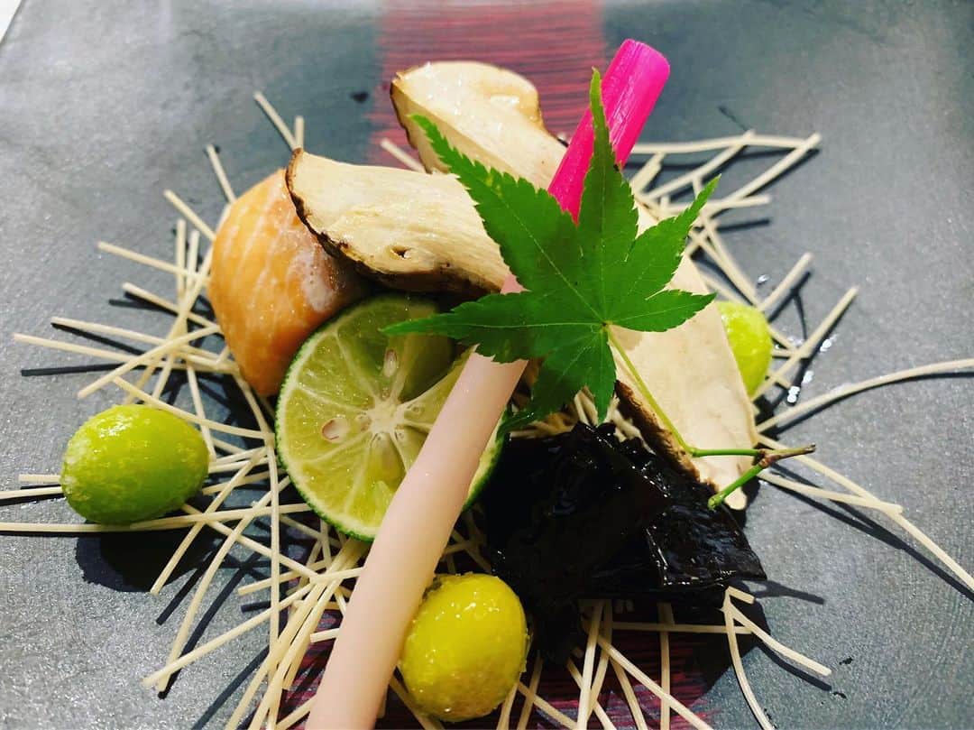 黒沢薫さんのインスタグラム写真 - (黒沢薫Instagram)「今夜は仕事後に立川談春さんとゴスペラーズ全員で食事会。初松茸いただきました。#dinner #with #立川談春 #enjoyed #yummy #music #soul #rb #singer #lovelife #instafood #松茸 #鱒」9月30日 23時25分 - kaorukurosawa_lovelife