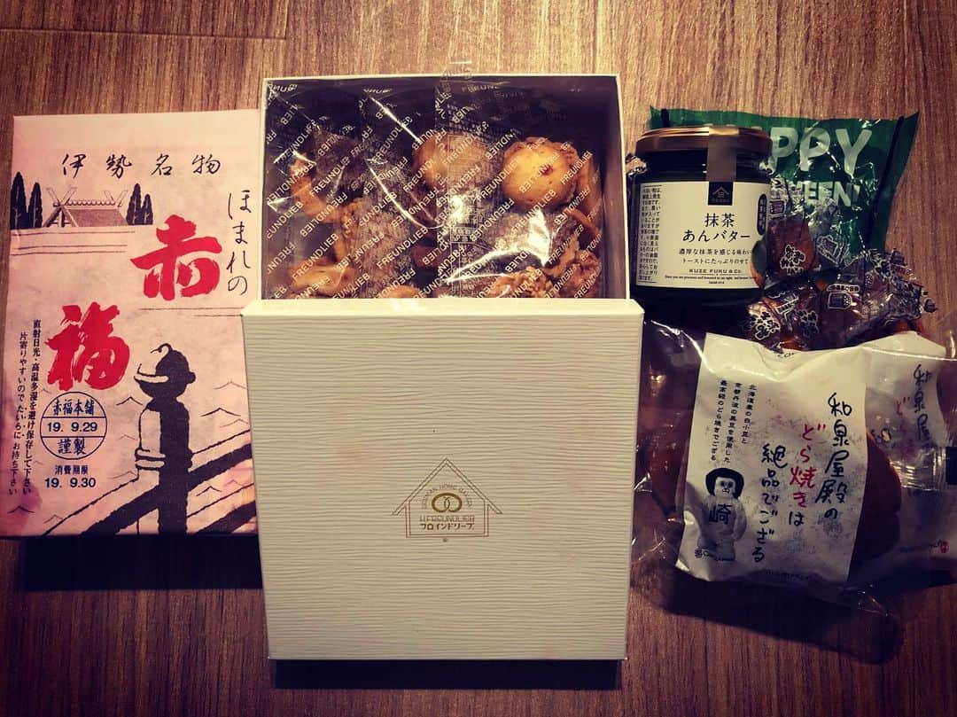 michi さんのインスタグラム写真 - (michi Instagram)「名古屋、神戸の頂きもの達。 たくさんありがとうございます😊  どれから頂こうかしら、、。 #差し入れ #頂き物 #ヤスミンライブ」9月30日 23時28分 - michi_jasmine