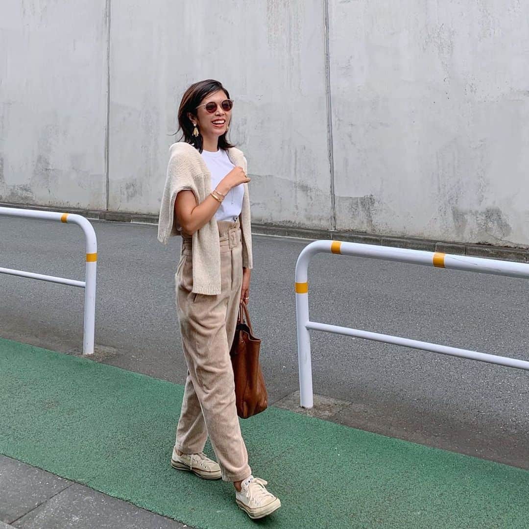 Sayakaのインスタグラム：「* 今日も暑かった〜💦 Beige × White コーデで爽やかに♡ . . #fashion #outfit #coordinate #ootd #simple #basic #casual #uniqlo #uniqlou #zara #corduroy #orivarsat #youngandolsen #converse #sayakascoordinate #今日の服 #コーディネート #コーデ #シンプル #シンプルコーデ  #カジュアル #ユニクロ #ユニクロユー #ザラ #オリバーサット #コーデュロイパンツ #ヤングアンドオルセン #コンバース #ベージュコーデ」