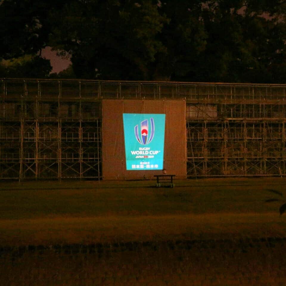 熊本城さんのインスタグラム写真 - (熊本城Instagram)「ラグビーワールドカップ2019日本大会が始まり、連日熱戦が繰り広げられています。熊本城では2019年9月20日（金）から10月13日（日）まで、熊本で試合をするチームの国旗を坪井川沿いの長塀に投光器でライティングしています。 #france #フランス #tonga #トンガ #wales #ウェールズ #uruguay #ウルグアイ #rugbyworldcup2019 #ラグビーワールドカップ2019 #熊本城 #kumamotocastle #熊本  #kumamoto #日本 #japan #城 #castle #地震 #earthquake #japantrip #復旧 #復興 #reconstruction」9月30日 23時39分 - kumamoto_castle