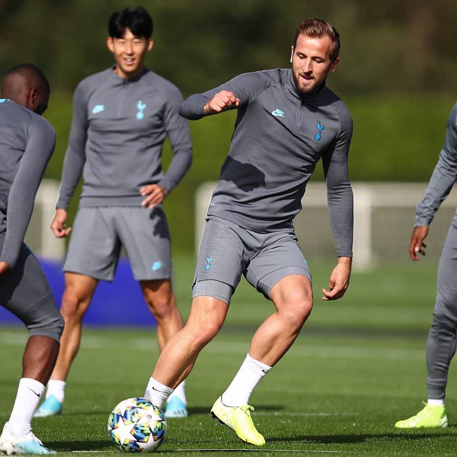 のインスタグラム：「Home @championsleague games under the lights. Can’t wait. #COYS #UCL」