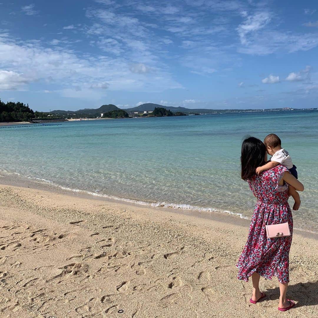 大西蘭のインスタグラム：「・ 青い空に青い海🏖 ・ やっぱり沖縄の海は最高✨ ・ ホテルの窓からもこの景色が見えて、絵のようでした🖼 ・ ・ #沖縄旅行 #okinawatrip #ママライフ #赤ちゃん連れ旅行 #ママコーデ」