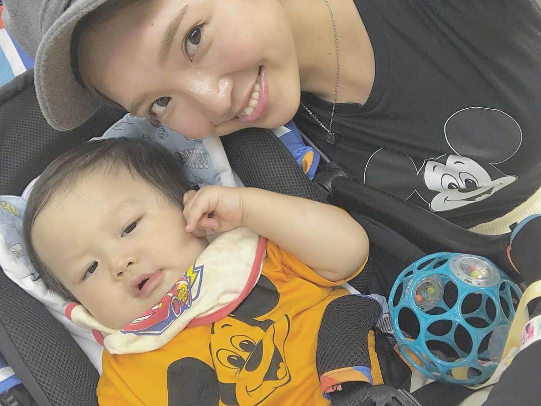 伊藤澄花のインスタグラム：「初おそろっち！ 息子くんの色がもうオレンジしか 残ってなくって仕方なく(笑)(笑) この日はパンツも白のリブパンツで 全身おそろっちでした✨ 息子くんの顔よ😂😂😂 . . .  #自撮り #秋 #ショートカット #ショートヘア #ハンサムショート #暗めカラー #hair #shorthair #instagood #instagram #美容 #ママ #autumn #男の子ママ #親子コーデ #リンクコーデ #11ヶ月ベビー #10月生まれ #ミッキー #ミッキーマウス #mickeymouse」