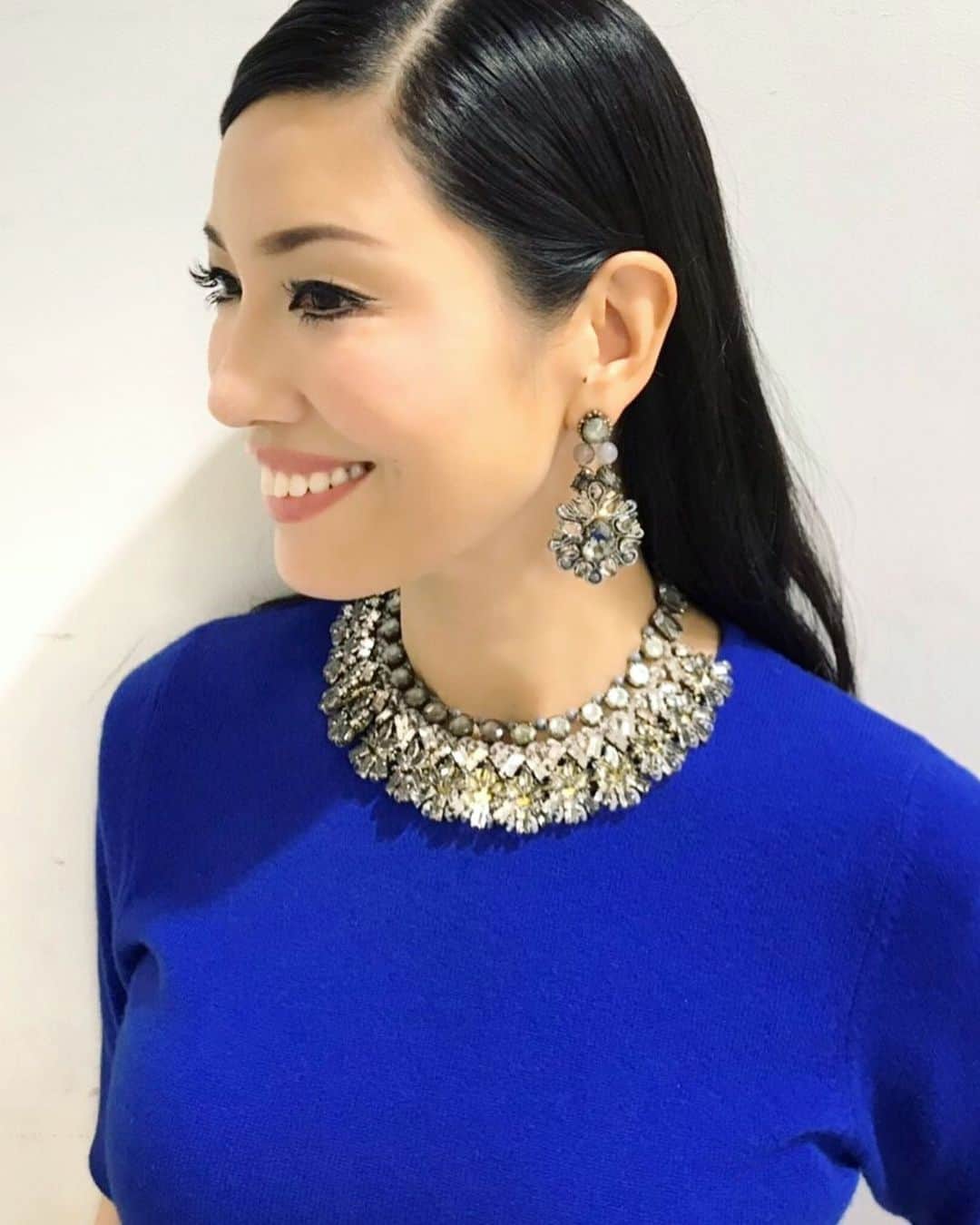 のインスタグラム：「今日のフジテレビ【バイキング】は、ブルー✖️パープル✖️ピンクの三色コーデ✨ そしてこのアクセのセットがお気に入りに❤️ 。 #ドレスにもセーターにも合わせられるアクセ #冬系のピンクがかった青だから紫もピンクも合う #私はカラーコーディネートではウィンターカラー ニット、スカート  #gracecontinental  アクセサリー  #abiste 靴  #zara」