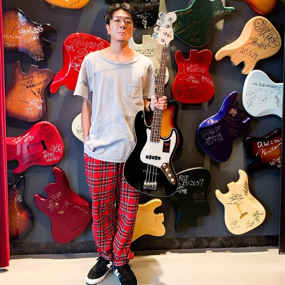 Shun さんのインスタグラム写真 - (Shun Instagram)「【BASS】 ・ ・ WITH / @fender_jp Fender MADE IN JAPAN MODERN JAZZ ・ ・ Fender x InterFm の『FLY WITH FENDER』に参加させてもらいました。 ・ ・ 従来のアクティブのジャズベよりもさらにパワフル&繊細なサウンドで素晴らしい仕上がり。白のバインディングで見た目もかなりイケてますわ👏🏻 流石のMADE IN JAPAN、セットアップもがっちりと不安要素皆無。正確なピッチ感と立ち上がりの早い音は現代っ子にもハマることうけあい☝🏻 ・ ・ Fenderチーム @fender_jp @fender 、InterFmチーム @interfm897 @joeyokomizo_official 、そして何よりこの企画に参加する事を快く後押ししてくれた俺の契約メーカーFUJIGEN @fujigen_guitars に心から感謝。 このノーボーダー感は最高に気持ち良いしリスペクトっす。ありがとうございます！ ・ ・ 俺は引き続きFUJIGENアーティストとしてメイン機を掲げて暴れていきますよ🔥そんでもって「良い」と思った楽器もたくさん弾いて自分の音楽に活かせていけたらと思っています🙌🏻 ・ ・ ・ #TOTALFAT #Fender #FUJIGEN #BASS #BASSGUITARS」9月30日 23時52分 - totalfat.shun