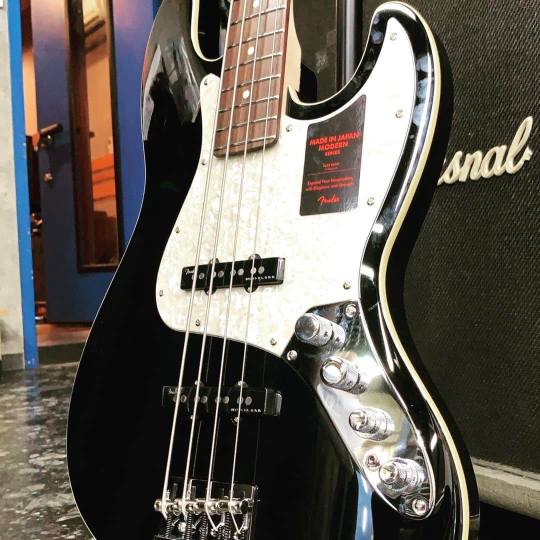 Shun さんのインスタグラム写真 - (Shun Instagram)「【BASS】 ・ ・ WITH / @fender_jp Fender MADE IN JAPAN MODERN JAZZ ・ ・ Fender x InterFm の『FLY WITH FENDER』に参加させてもらいました。 ・ ・ 従来のアクティブのジャズベよりもさらにパワフル&繊細なサウンドで素晴らしい仕上がり。白のバインディングで見た目もかなりイケてますわ👏🏻 流石のMADE IN JAPAN、セットアップもがっちりと不安要素皆無。正確なピッチ感と立ち上がりの早い音は現代っ子にもハマることうけあい☝🏻 ・ ・ Fenderチーム @fender_jp @fender 、InterFmチーム @interfm897 @joeyokomizo_official 、そして何よりこの企画に参加する事を快く後押ししてくれた俺の契約メーカーFUJIGEN @fujigen_guitars に心から感謝。 このノーボーダー感は最高に気持ち良いしリスペクトっす。ありがとうございます！ ・ ・ 俺は引き続きFUJIGENアーティストとしてメイン機を掲げて暴れていきますよ🔥そんでもって「良い」と思った楽器もたくさん弾いて自分の音楽に活かせていけたらと思っています🙌🏻 ・ ・ ・ #TOTALFAT #Fender #FUJIGEN #BASS #BASSGUITARS」9月30日 23時52分 - totalfat.shun