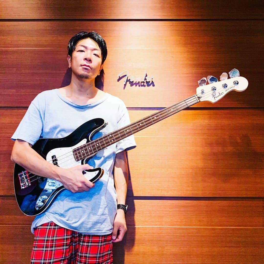 Shun さんのインスタグラム写真 - (Shun Instagram)「【BASS】 ・ ・ WITH / @fender_jp Fender MADE IN JAPAN MODERN JAZZ ・ ・ Fender x InterFm の『FLY WITH FENDER』に参加させてもらいました。 ・ ・ 従来のアクティブのジャズベよりもさらにパワフル&繊細なサウンドで素晴らしい仕上がり。白のバインディングで見た目もかなりイケてますわ👏🏻 流石のMADE IN JAPAN、セットアップもがっちりと不安要素皆無。正確なピッチ感と立ち上がりの早い音は現代っ子にもハマることうけあい☝🏻 ・ ・ Fenderチーム @fender_jp @fender 、InterFmチーム @interfm897 @joeyokomizo_official 、そして何よりこの企画に参加する事を快く後押ししてくれた俺の契約メーカーFUJIGEN @fujigen_guitars に心から感謝。 このノーボーダー感は最高に気持ち良いしリスペクトっす。ありがとうございます！ ・ ・ 俺は引き続きFUJIGENアーティストとしてメイン機を掲げて暴れていきますよ🔥そんでもって「良い」と思った楽器もたくさん弾いて自分の音楽に活かせていけたらと思っています🙌🏻 ・ ・ ・ #TOTALFAT #Fender #FUJIGEN #BASS #BASSGUITARS」9月30日 23時52分 - totalfat.shun