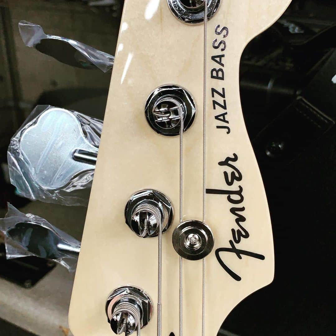 Shun さんのインスタグラム写真 - (Shun Instagram)「【BASS】 ・ ・ WITH / @fender_jp Fender MADE IN JAPAN MODERN JAZZ ・ ・ Fender x InterFm の『FLY WITH FENDER』に参加させてもらいました。 ・ ・ 従来のアクティブのジャズベよりもさらにパワフル&繊細なサウンドで素晴らしい仕上がり。白のバインディングで見た目もかなりイケてますわ👏🏻 流石のMADE IN JAPAN、セットアップもがっちりと不安要素皆無。正確なピッチ感と立ち上がりの早い音は現代っ子にもハマることうけあい☝🏻 ・ ・ Fenderチーム @fender_jp @fender 、InterFmチーム @interfm897 @joeyokomizo_official 、そして何よりこの企画に参加する事を快く後押ししてくれた俺の契約メーカーFUJIGEN @fujigen_guitars に心から感謝。 このノーボーダー感は最高に気持ち良いしリスペクトっす。ありがとうございます！ ・ ・ 俺は引き続きFUJIGENアーティストとしてメイン機を掲げて暴れていきますよ🔥そんでもって「良い」と思った楽器もたくさん弾いて自分の音楽に活かせていけたらと思っています🙌🏻 ・ ・ ・ #TOTALFAT #Fender #FUJIGEN #BASS #BASSGUITARS」9月30日 23時52分 - totalfat.shun