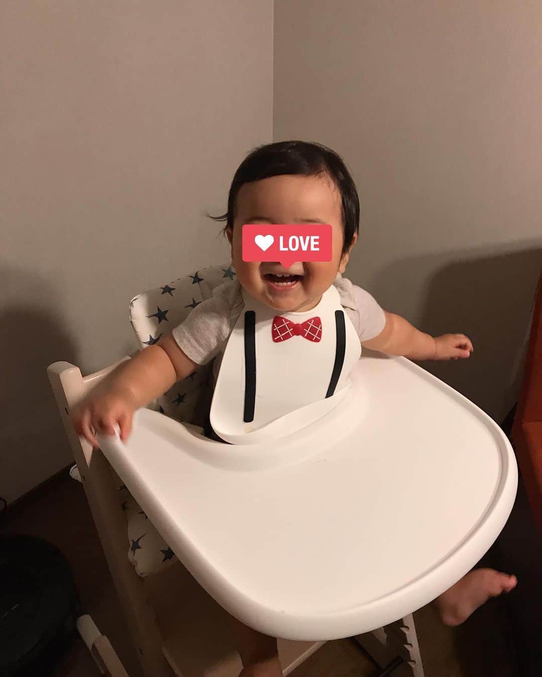 のインスタグラム：「・ 今日は息子、0歳最後の日でした❤️ 君の笑顔は私を元気にさせてくれるよ❤️❤️❤️❤️ ・ ・ 明日のバースデーpartyに向けてやらなあかんことまだめちゃあるのに、息子寝かしつけながらまた自分も寝てて飛び起きたなう😳😅 今日は絶対に寝たらあかん寝たらあかん！と念じてたのに寝てた🙄🙄笑 部屋ひっくり返ったまま！ あっぶねー😨😱😱 朝ぢゃなくて助かったぜ🙄🙄 ・ では、取りかかります‼️‼️ ま、眠すぎたので逆にちょっと寝れてよかったな😬 そんな0歳最後の日😂😂 _________________________________________ #0歳最後の日  #aki_mamalife #生後11ヶ月 #10月生まれ #男の子ママ #息子」