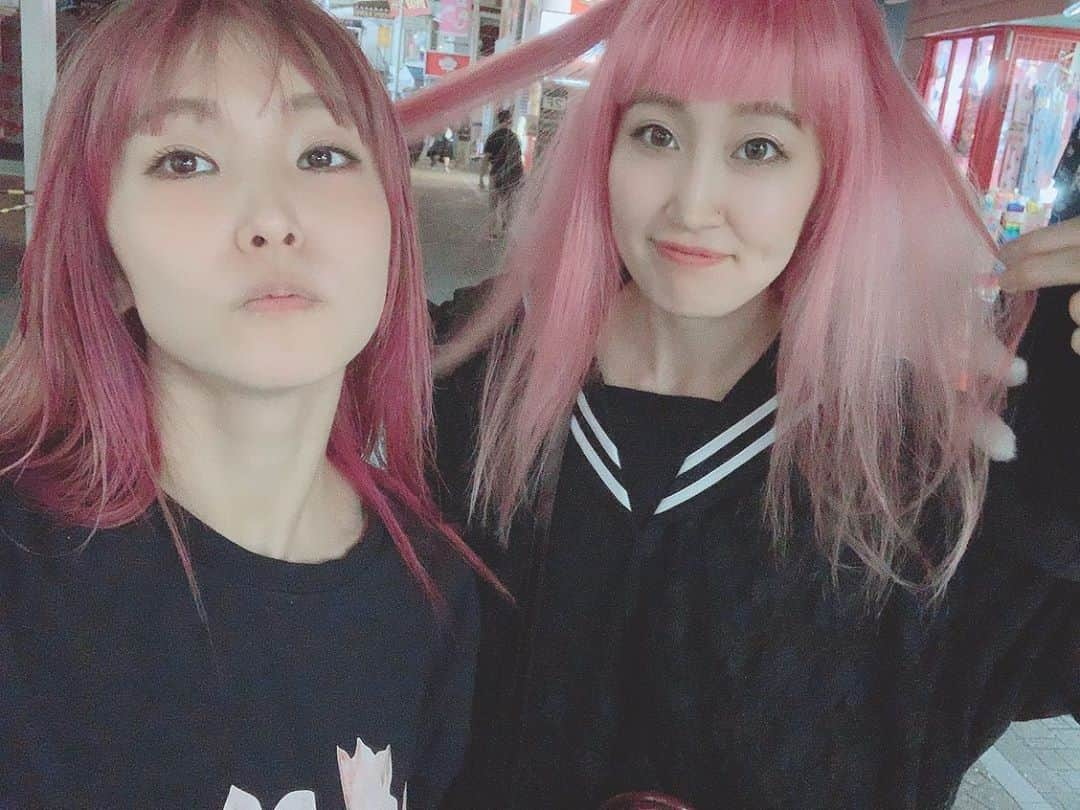 LiSAさんのインスタグラム写真 - (LiSAInstagram)「PiNK OLiVE's✂️ @rica406 #NUMBER406  #ほぼピンクちゃんと  #フェルナンダさんの髪を目指した妹  #ユイナンダ #ピンクとグレージュをまぜまぜしてもらった #秋色」9月30日 23時59分 - xlisa_olivex