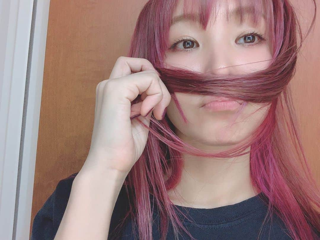 LiSAさんのインスタグラム写真 - (LiSAInstagram)「PiNK OLiVE's✂️ @rica406 #NUMBER406  #ほぼピンクちゃんと  #フェルナンダさんの髪を目指した妹  #ユイナンダ #ピンクとグレージュをまぜまぜしてもらった #秋色」9月30日 23時59分 - xlisa_olivex