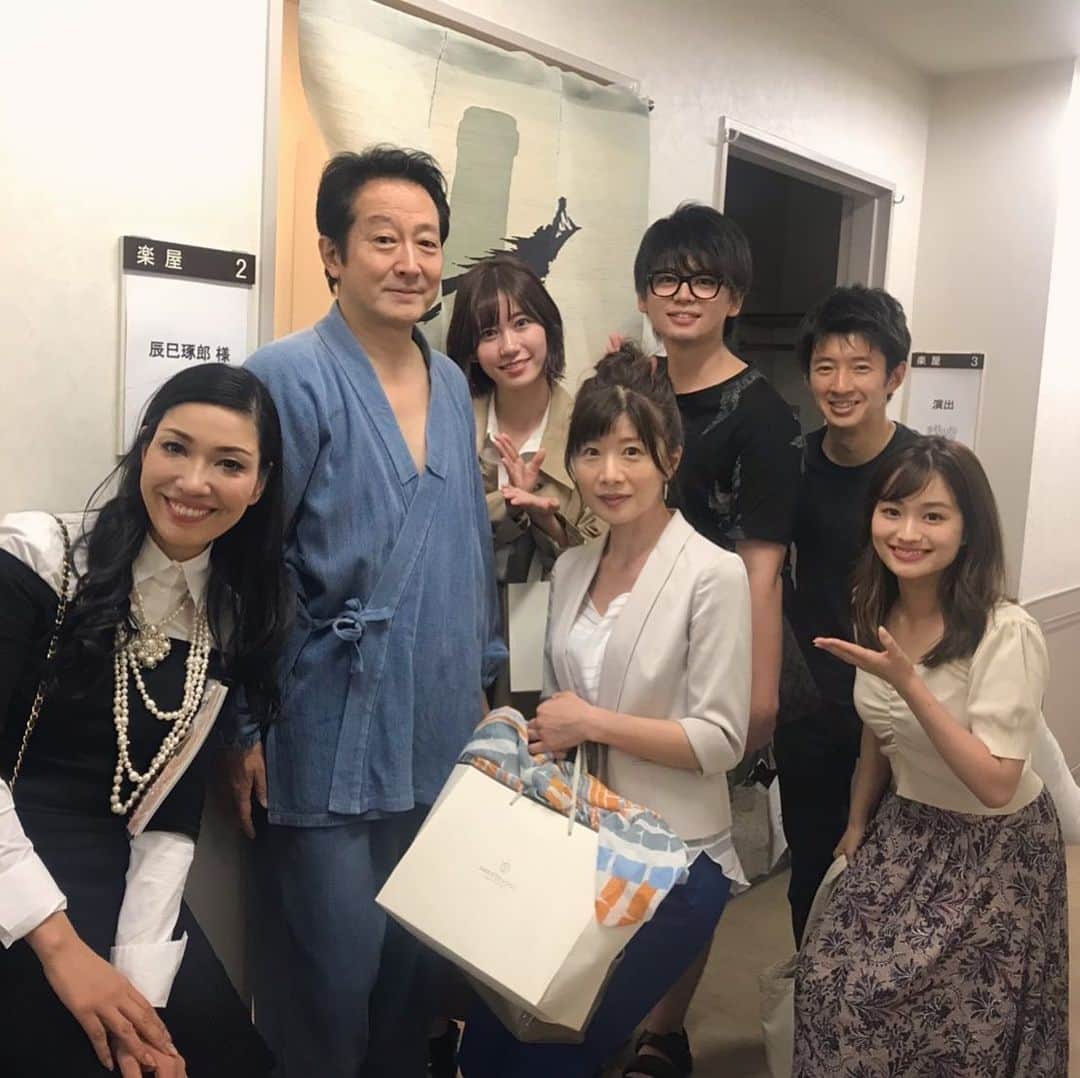 砂川信哉のインスタグラム：「辰巳琢郎さんご出演の舞台『仮面山荘殺人事件』を観劇してきました。 今年は何度か舞台を観に行っているのですが、やはり生の演技は迫力も臨場感も画面越しとは段違いで、圧倒されます。心地よい充足感に包まれながら、あっという間の2時間でした。 . 東京では10月6日まで、その後も大阪、新潟で公演がありますので、ぜひ皆さんも足を運んでみてください！」