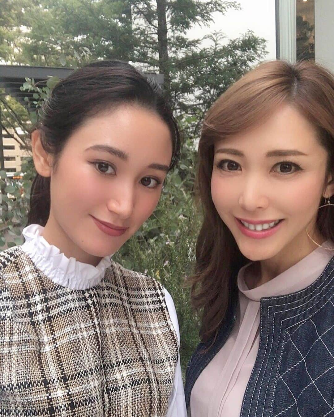 長谷川朋美さんのインスタグラム写真 - (長谷川朋美Instagram)「久々に再会の @kyhanahana ちゃんに福岡にできたばかりの @biotop_official  を教えてもらい行ってきました😆 ・ 福岡には珍しい感じだけど、こーゆーテイストが大好き❤ 東京は白金にもあって行ったことあった🤭 ・ ひと回り以上歳下だけどしっかり者の @kyhanahana ちゃん。実は色々共通点もあってね。 ・ 思えば私、彼女の歳からサロン起業したな。 夢に溢れている年頃😍 応援してるー🌈 ・ 新刊プレゼントしたら喜んでくれて嬉しいー♡ ・ #福岡 #fukuoka #lifestyle #work #home #biotop #organic #natural #green #cafe #なりたい私で100パーセント生きるセルフプロデュース術」10月1日 0時34分 - hasegawa.elena.tomomi