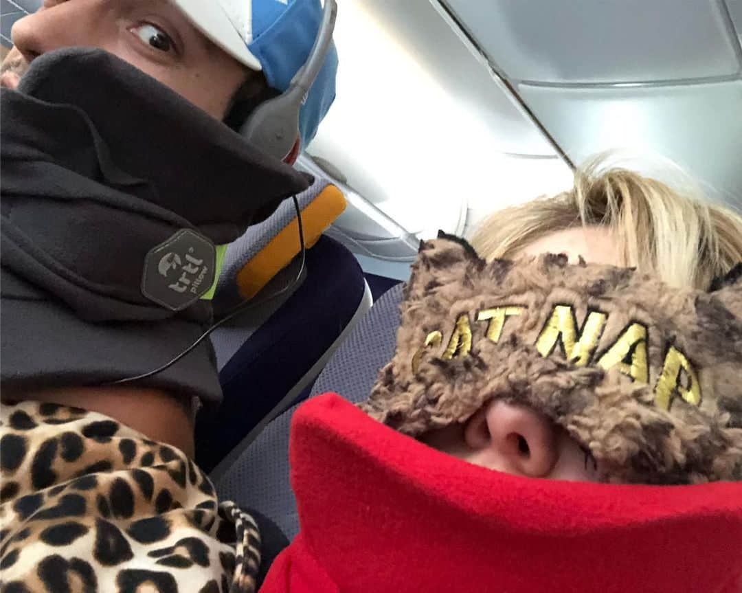 クリス・クニエリムのインスタグラム：「On the loooooong flight from Munich - LAX @alexa_knierim and I loved using our @trtl. #trtlpillow #comfysleep」