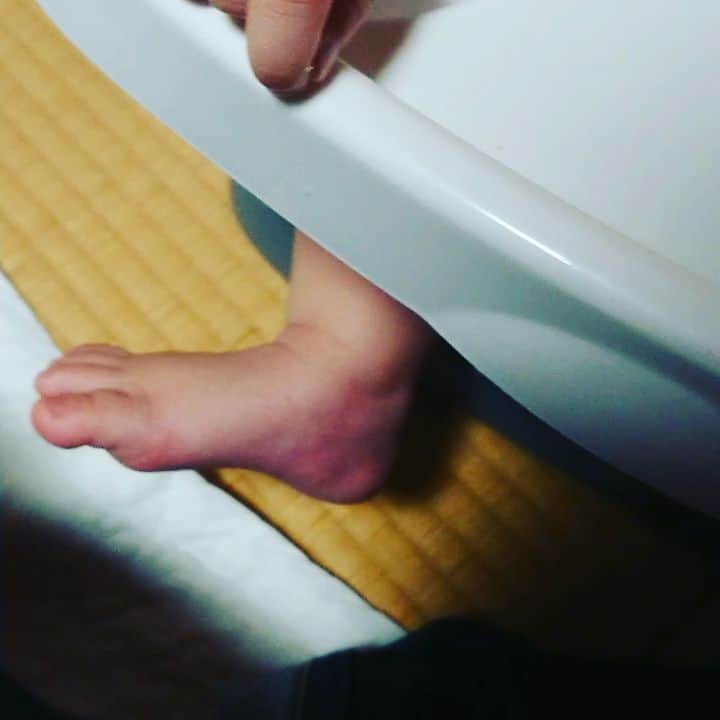 今井隆文のインスタグラム：「離乳食中に泣いたかと思ったら、突如歌い始めたのでride on！ かわいいなー！！ おい！！」