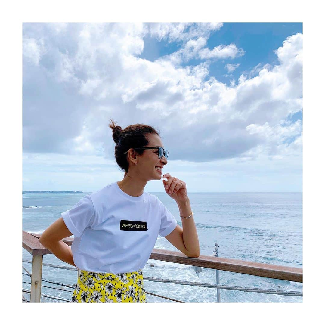 稲沢朋子さんのインスタグラム写真 - (稲沢朋子Instagram)「海と空と太陽が好き❤️ 年齢を重ね色の力を知りました ビタミンカラーはエネルギーをくれる☺️ あーーーワイワイBBQやりたいよー #海 #空 #太陽 #sea #SUN #sky #エネルギー #Power #パワーチャージ　#AfricaTokyo #黒×黄　#BLACK #yellow #アイテムタップしてね」10月1日 0時50分 - ina_tomo