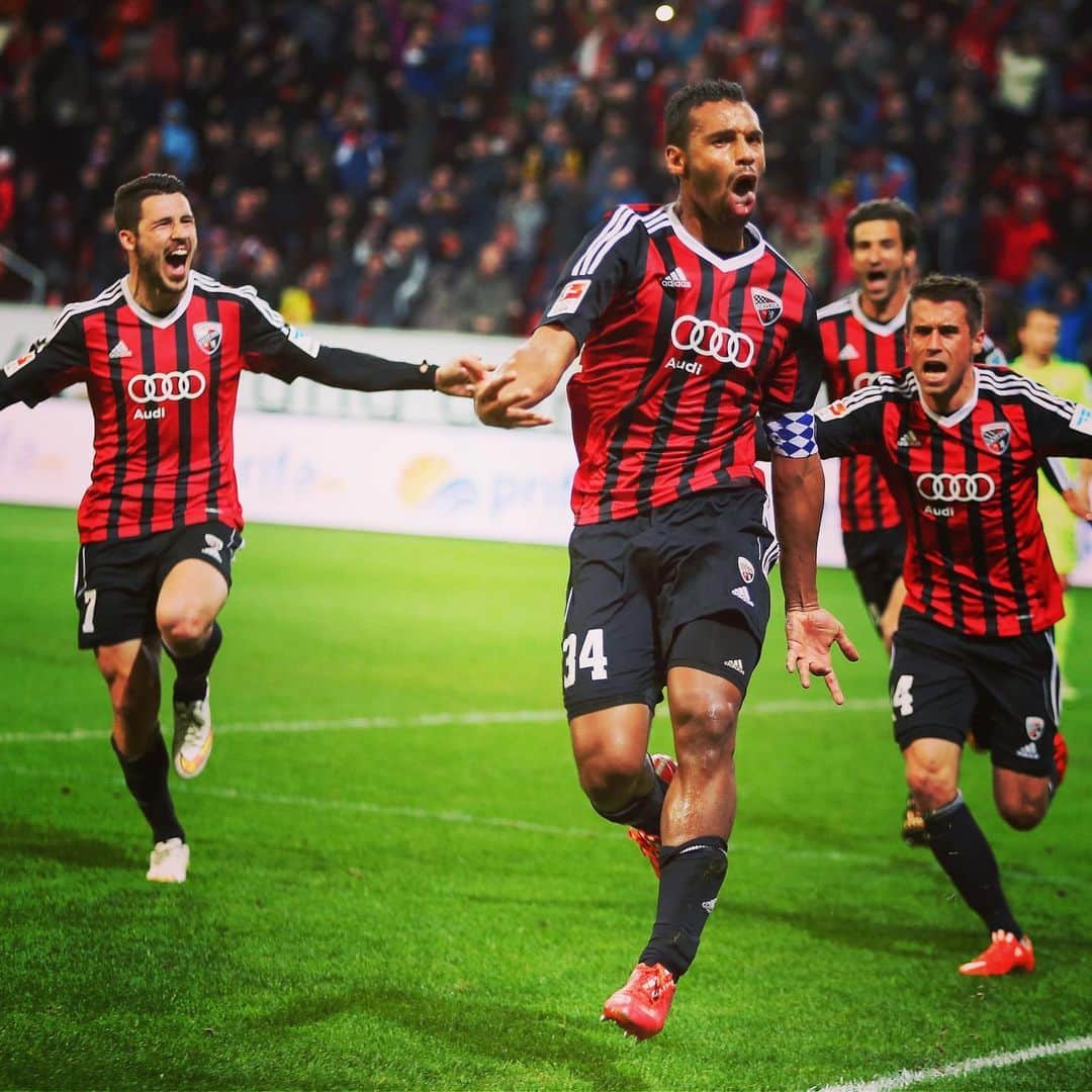 マーヴィン・マティプのインスタグラム：「"Abschiedsworte müssen kurz sein wie Liebeserklärungen“  sagte Theodor Fontane.  Na dann versuchen wir es:  Lieber FC Ingolstadt, liebe Schanzer, Von 2010 an durfte ich 278 Pflichtspiele für dich machen! Mehr als 10 Trainer und über 80 Mitspieler begleiteten unseren gemeinsamen Weg. Nach vielen Jahren im Abstiegskampf der zweiten Liga hatte ich das Privileg dich als Kapitän in die Bundesliga zu führen.  Tolle Momente, unvergessliche Siege aber auch bittere Niederlagen erlebten wir gemeinsam!  Es war wahrlich nicht immer schön anzusehen. Nichtsdestotrotz arbeitete ich immer hart und ehrlich und gab immer 100 Prozent für dich. Ich machte Fehler, du machtest Fehler und so trennten sich unsere sportlichen Wege im Sommer nach einem sehr bitteren Abstieg!  Aber wenn ich etwas weiß, ist es eins:  Ein Schanzer gibt niemals auf! Deswegen wirst du deinen Weg in die zweite Liga wiederfinden. Denn da gehörst du hin!  Nun bleibt mir nur noch Danke zusagen... bei der besten Frau, meiner Fußballverrückten Familie, bei den geilsten Freunden (Wolfsrudel), tollen Mitspielern, einem mega guten Team hinter der Mannschaft, allen Mitarbeitern des Vereines und natürlich bei den Fans. Ohne Euch alle wäre all dies nicht möglich gewesen.  Danke für eine unvergessliche Zeit!  Na ja, es wurde jetzt doch nicht so kurz, aber seien wir mal ehrlich: Was wusste Theodor Fontane schon über meinen FC Ingolstadt.  Euer Capitano, euer Marvin • • #Abschied #Danke #Schanzer #278 #FCIngolstadt #Rekordspieler #Capitano #2.Liga #Bundesliga #sorichtiggehtmannie #neueaufgaben #neueziele  #pfiatdi #servus #andgoodbye」