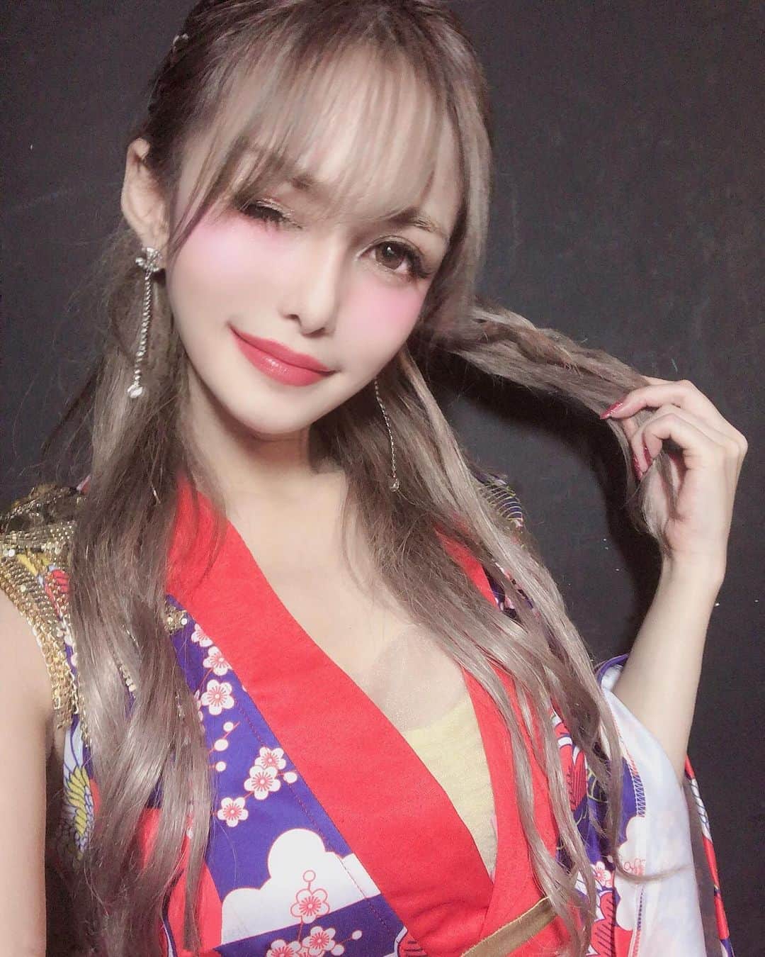 竹村寿美佳（すうちゃま）さんのインスタグラム写真 - (竹村寿美佳（すうちゃま）Instagram)「今日はお仕事2本立てっ🙌🏻💗 @v2tokyo 出演だよお来てねん🌟  _  #v2tokyo#club#gogodancer#tokyo#japan#kimono#costume#sexy#music#event#party#girl#me#selfie#makeup#model#dancer#rq#クラブ#ダンサー#モデル#キャンギャル#ハーフ#着物#イベント#シャンパン#メイク#ヘアアレンジ#イメチェン#赤リップ」10月1日 1時23分 - suuchamav3v