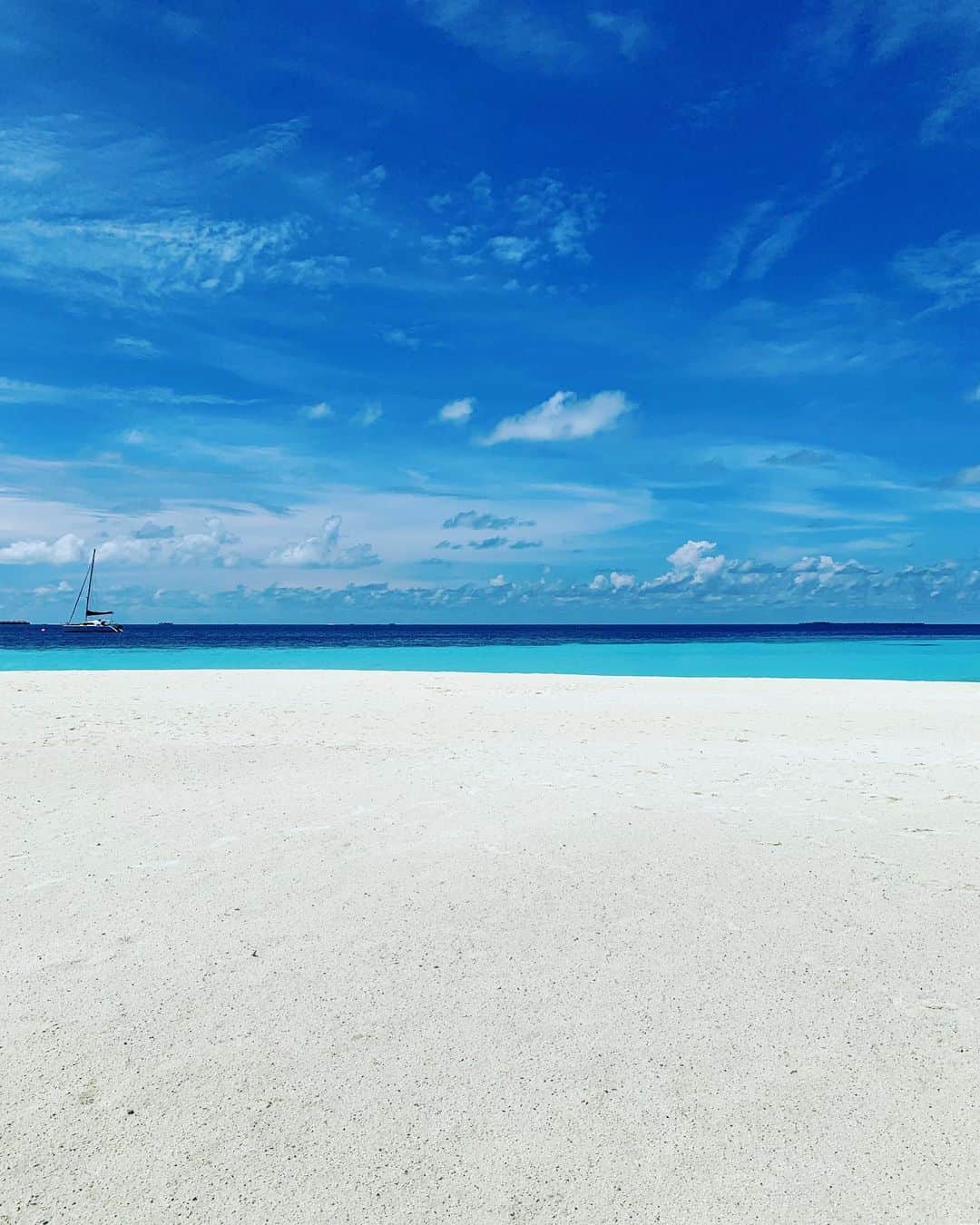 福本幸子さんのインスタグラム写真 - (福本幸子Instagram)「たぶん目隠しされて連れてこられても、目を開けた瞬間すぐ分かるよ、モルディブって💙いつ来ても海がミルキーで優しい色してる。This color is so #Maldives 🏖 I lost count of how many times I’ve been in the Maldives but the color of the sea is like this tender milky blue all the time.😍 #love #blessed #indianocean #roxylife」10月1日 1時40分 - okinawajudy