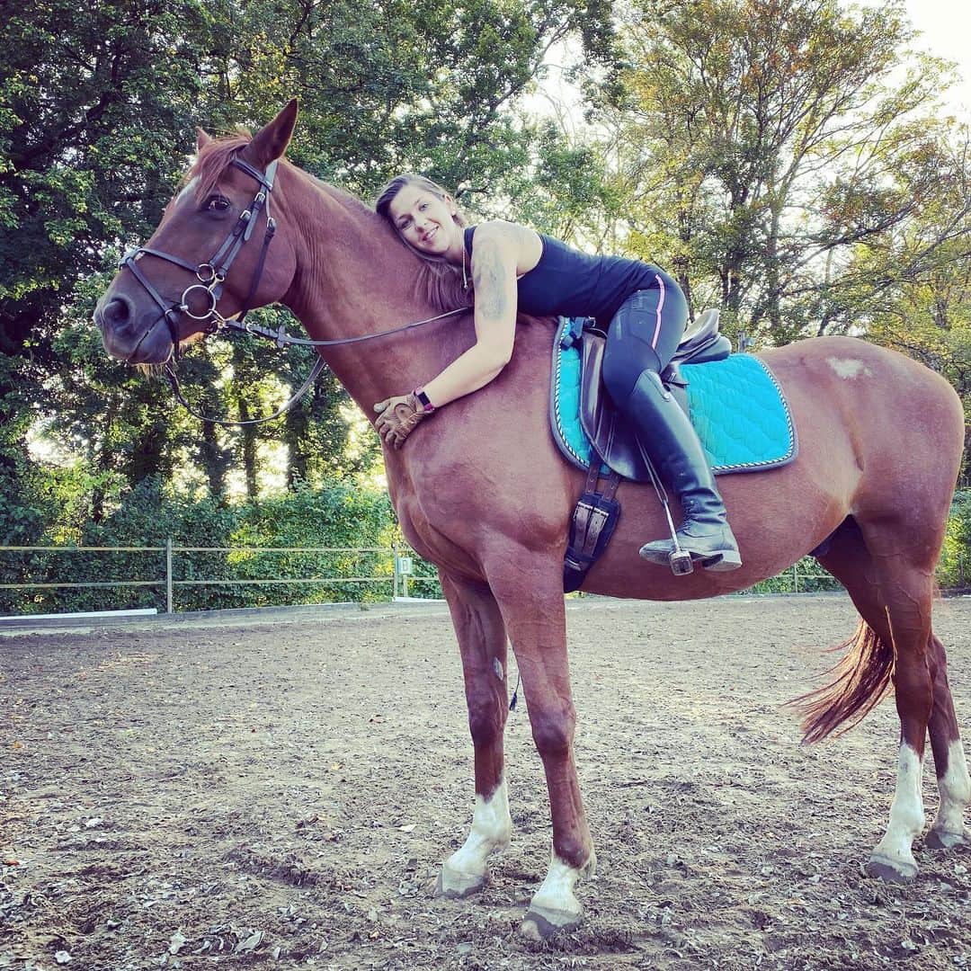 ミリアム・ツィーグラーのインスタグラム：「#horse #reiten #ausgleichzumaltag #horsebackriding #dressage #fun #lovemyhorse #zuerstwieseabäppeln #frauchenbeimhobbyzuschauen #glücklich #strahlendeaugen #zufriedenheit」