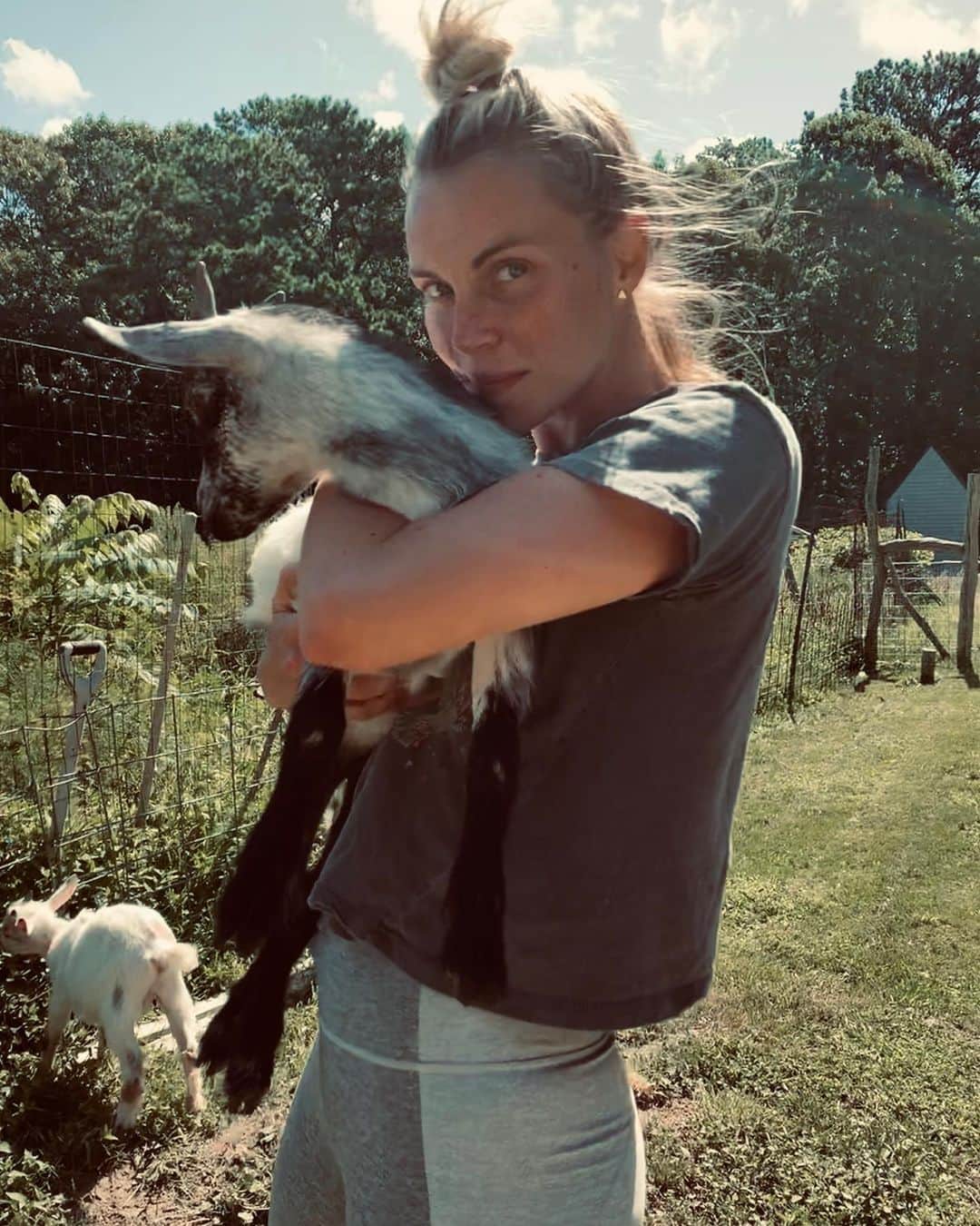 フィービー・ダールのインスタグラム：「In my natural habitat - Forcing animals to love me as much as I love them. 🖖🏻」