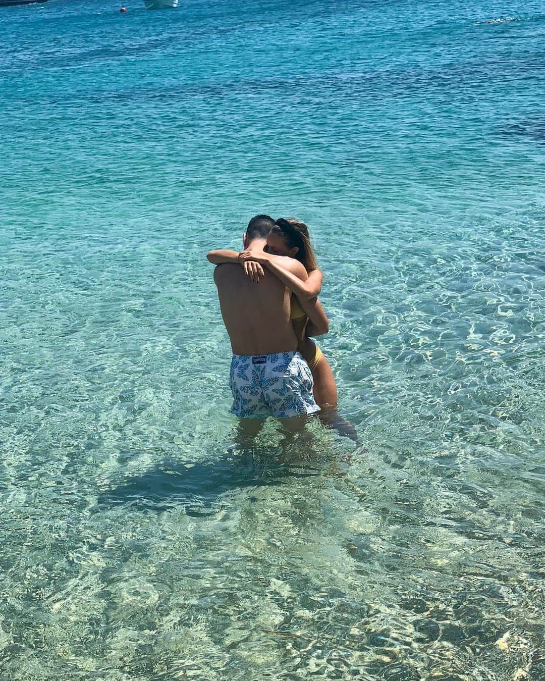 ヴィクトリア・ヴァルガさんのインスタグラム写真 - (ヴィクトリア・ヴァルガInstagram)「MEMORIES of our 4 day romantic getaway.🥰🇬🇷 ...Last bit of summer. . . #vikyvarga #hydra #spetses #aman #amazoe #mykonos #greece #travel #beach #model #bikinigirls #picoftheday #greekislands #santorini #natur #capri #positano #salento #puglia #instagood #photooftheday #model #bikinigirls #pellè #travelgram #vacation #mondaymotivation #abs #bodypositive #monday」10月1日 2時12分 - vikyvarga