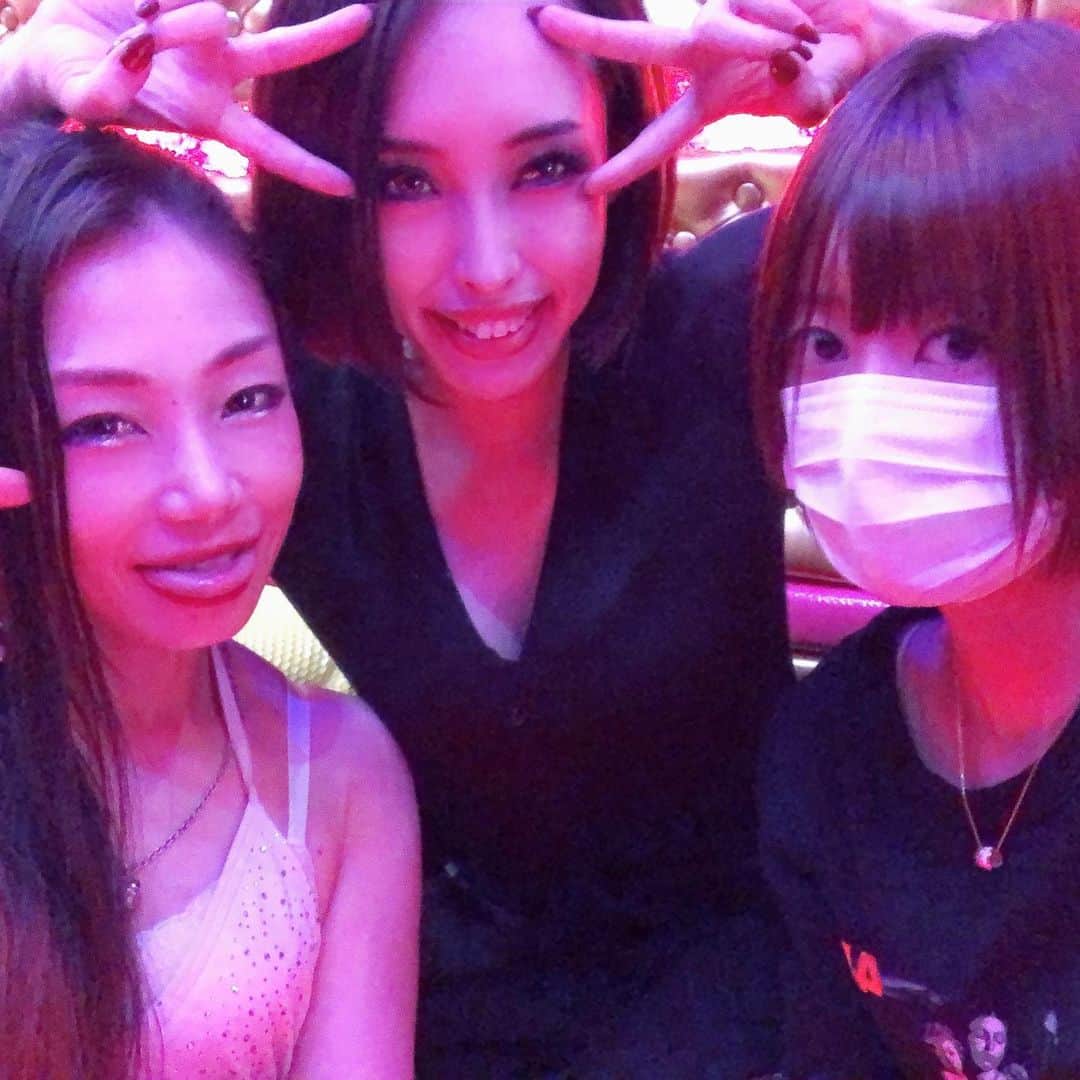 のインスタグラム：「. . ダニ @daniela_poledancer_ となおみちゃん @703_1.4_jpn のショー見にギラギラガールズにお邪魔してきました～🙌🏼 素敵なショーでした☺️ ちょっとだけポール触った経験があるからわかるけど、本当になんで痛くないの？ってなってポカーンでした。  魔法使いみたいなポールダンサーと根暗なわたしwww  前髪短くしたから？ マスクか？根暗にしか見えないwww  はよポール触りたい～👯‍♂️ . . #poledance  #pole #giragiragirls  #shinjuku  #kabukicho  #ポールダンス #ショーパブ #新宿 #ギラギラガールズ #歌舞伎町」