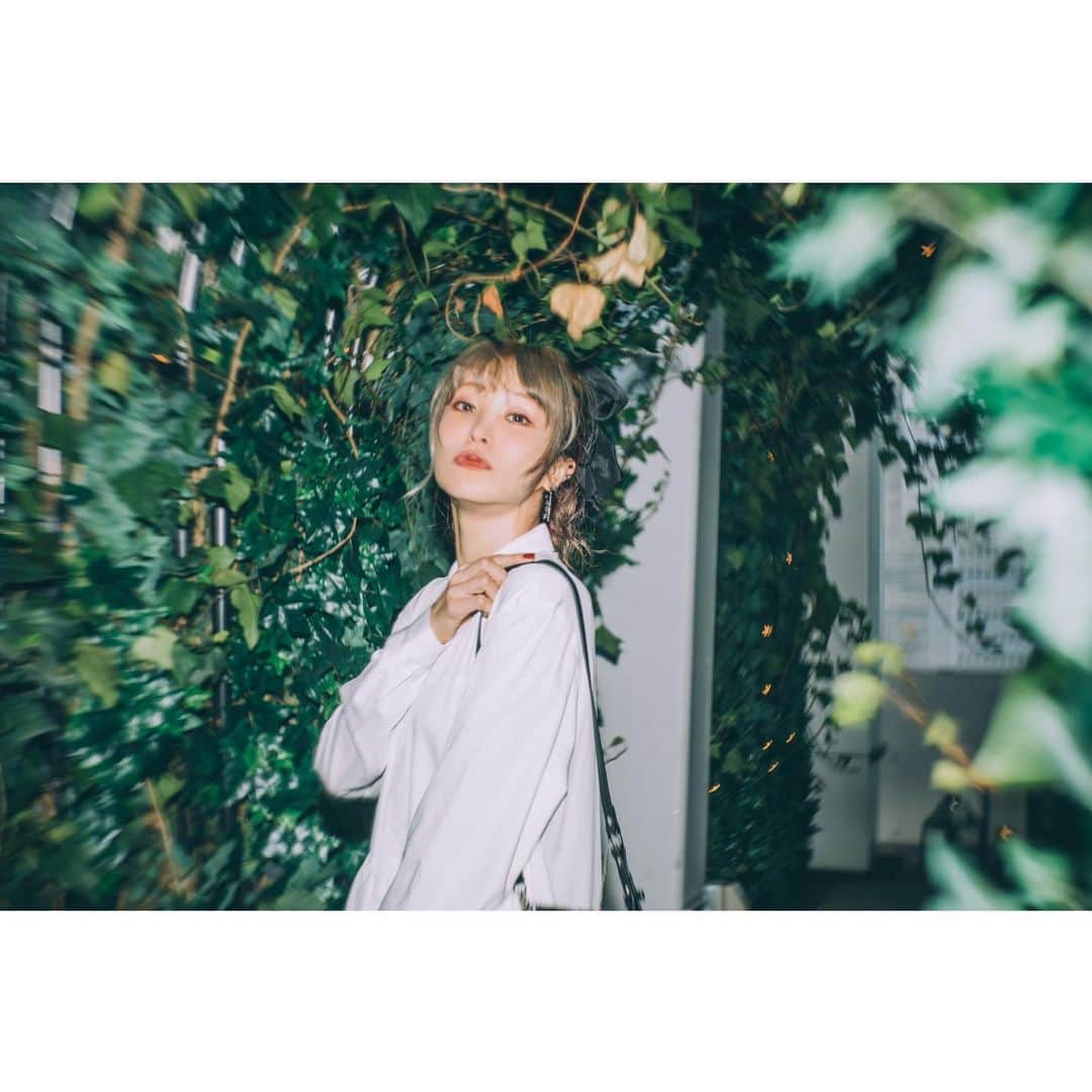 LiSAさんのインスタグラム写真 - (LiSAInstagram)「今すぐ着て出掛けたい☻♡ #Repost @candystripper_official with @get_repost ・・・ .﻿ STYLE 5﻿ ここぞという日は定番の2色でキメて﻿ ﻿ ・FLARE SWITCHED SHIRT OP﻿ color : OFF WHITE / BLACK﻿ size : 1(S) / 2(M)﻿ ﻿ ・VIVACIOUS CANDY RIBBON BAG﻿ color : PINK / VIVID PINK(EC限定) / BROWN / BLACK﻿ ﻿ #candystripper #2019winter #iamthatiam #candystore #candystripper_magazine #LiSA」10月1日 13時26分 - xlisa_olivex