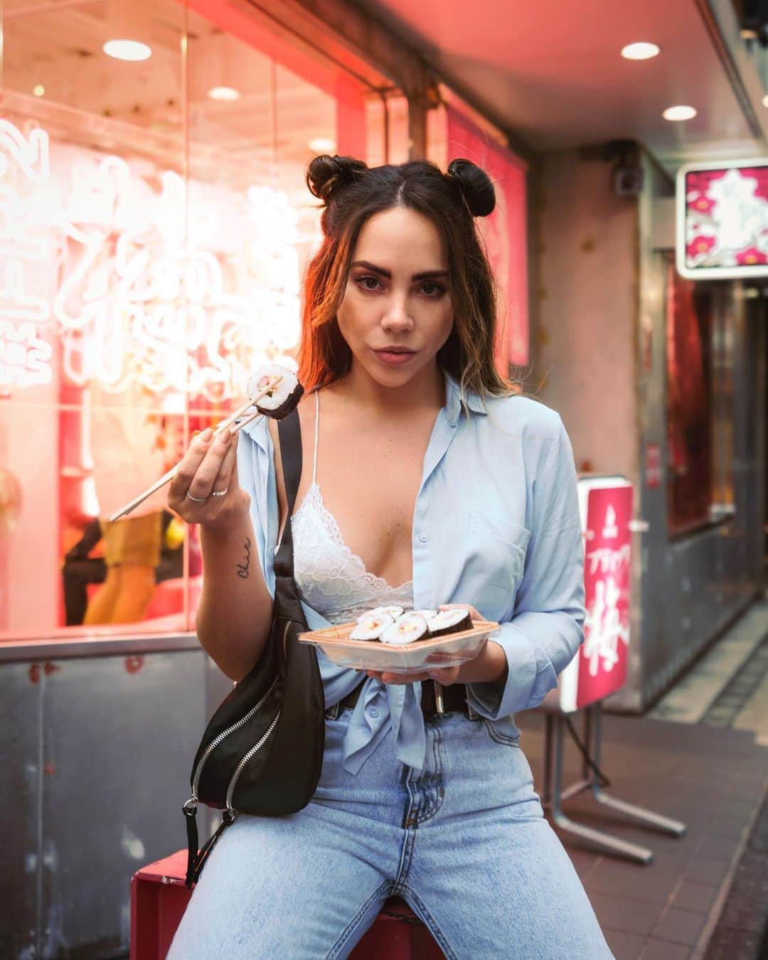 Katy Esquivelのインスタグラム：「Wassa, bae? 😏 ••• Amo Tokio con el alma completa! Esta ciudad es tan futurista, divertida, única y tiene de las culturas más respetuosas que jamás he visto. Estoy planeando hacer algunos videos sobre este lugar pero me encantaría que me digan en los comentarios qué les gustaría ver de esta ciudad en los próximos videos en mi canal de viajes: KatyTheChic ••• Arigato gozaimasu @kohki for the amazing photos! 📸💕」