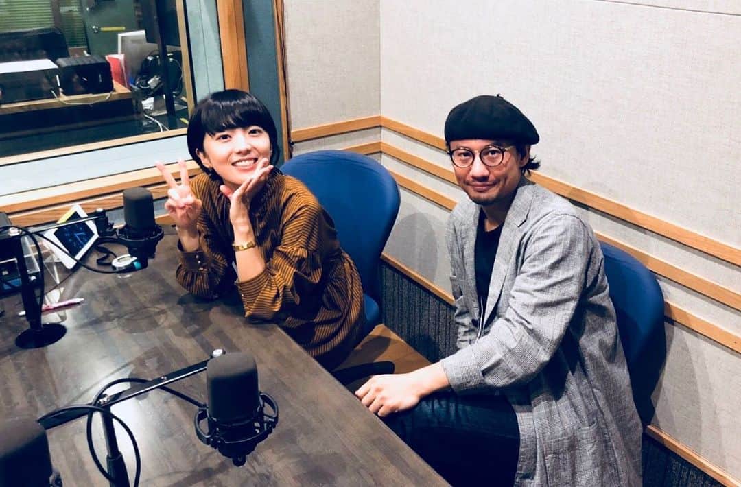 熊木杏里のインスタグラム：「１０月ですね🍁  HBCラジオ「夢のある喫茶店」 ゲストは２度目のご来店。 ベーシスト森田晃平！  album「人と時」からOnAir。 レコーディングの事やアレンジの話。ぽそぽそ2人で語っています。  １、２週目は熊木の1人語り。 ２、３週目が森田画伯登場。  久々に各局放送日時を…。 HBC 北海道放送 　毎週土曜日　28:20～28:40 SBC 信越放送  毎週日曜日　24:00～24:20 KNB 北日本放送　 毎週日曜日　17:30～17:50 MRO 北陸放送  毎週月曜日　21:30～21:50 KBS 京都 　毎週土曜日　21:00～21:20 RFC ラジオ福島　 毎週月曜日　21:00～21:20  是非、話しの中で 曲に耳を傾けて頂けたら。  #HBCラジオ #夢のある喫茶店 #人と時 #森田晃平 #熊木杏里」