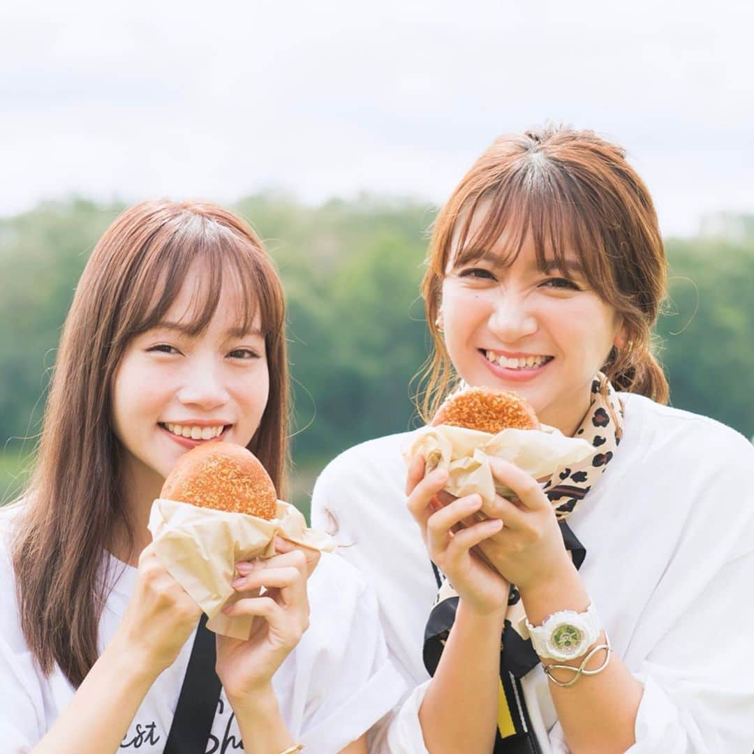 古田ちさこさんのインスタグラム写真 - (古田ちさこInstagram)「庄原で食いしん坊万歳🙌🍖🥪🍅 . 29日は庄原の丘陵公園隣にある里山の駅  #庄原ふらり で開催された庄原 肉&パンマルシェに てんたかちゃん @tension_takano と潜入👀✨✨ . 地元庄原の飲食店、雑貨屋さん、施設、団体など 出店されていてお買い物や食べ歩きが楽しかったー🎶 . 米麦工房21めぐみのカレーパン中もちもち外サクサク❗️ 神石高原 豚豚(ツートン)のピザはその場で焼きたて❗️ 庄原アサード研究会では念願の比婆牛ステーキ❗️ 肉汁たっぷりグリーンウィンズさとやまのソーセージ❗️ 常に行列だった車のタンチ神石牛バーガー❗️ デザートにはリストーロの濃厚な生乳のジェラート❗️ . グルメのほかにも可愛いハンドメイドアクセサリー屋 さんで物色したり(戦利品後日upするね😍)、 ドッグランがあるのでワンちゃんも沢山いて めちゃくちゃ触れ合ってきたよ🎶 . この後プライベートで丘陵公園にも立ち寄って コスモスが咲き始めている花畑を見て帰りました✨ 素敵な風景が撮れたので後ほどドヤ投稿します😍 . マルシェはテーマを変えつつ定期的に 開催されていて次回は11/3(日)だそうです❣️ デート、家族でおでかけ、ワンちゃんと、 友達みんなでドライブがてら…誰と行っても楽しそう😀 . 私の友達たちも来ていたのだけどマルシェでお買い物してから三次のワイナリーに寄ってぶどうソフトを食べながら帰ったんだって🍇✨ 備北の豊かな自然の中で良い休日が過ごせたみたい☺️ . 広島市外にも魅力たっぷりの広島🎶 もっともっと知りたいな✨ . #庄原#里山の駅庄原ふらり#広島県庄原市#広島観光#広島グルメ#庄原グルメ#hiroshimajapan#hiroshima#庄原カフェ#備北丘陵公園#備北#備北北公園#丘陵公園#肉マルシェ#パンマルシェ#食欲の秋#テンション高野#ナイスな相棒#ご馳走さまでした」10月1日 12時20分 - chisakofuruta