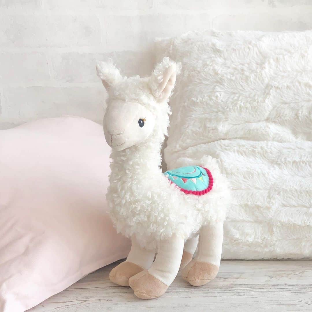 のインスタグラム：「アメリカの老舗トイメーカー「Mary Meyer(メリーマイヤー)」から、ラマのぬいぐるみが登場🦙モコモコでやさしい色合いにいやされます☺️ . Mary Meyer ぬいぐるみ リリィラマ ¥3,300(税込) . #marymeyer #メリーマイヤー #ぬいぐるみ #plush #toy #モコモコ #ラマ #リャマ #🦙 #lama #PLAZAスタイル #PLAZA #プラザ #MINiPLA #MINIPLA #ミニプラ @plazastyle  @marymeyertoys」