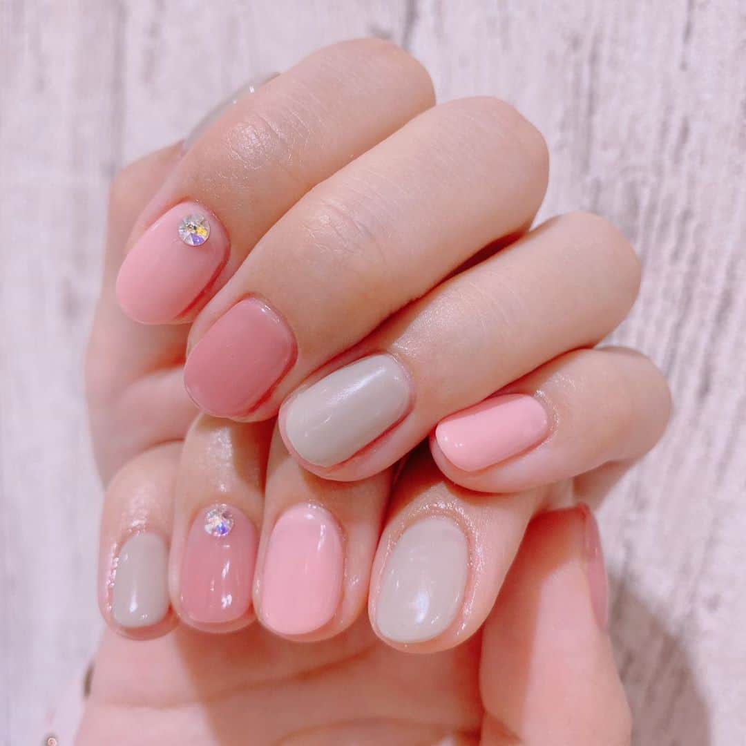 根岸愛のインスタグラム：「newネイル💅 Lapis新宿店さんにて担当はmanamiさん(@lapis_manami )です🥳 落ち着いてるけど ちょい甘で可愛い☺️💕 #lapis #lapisnail #nail #ネイル #秋ネイル」