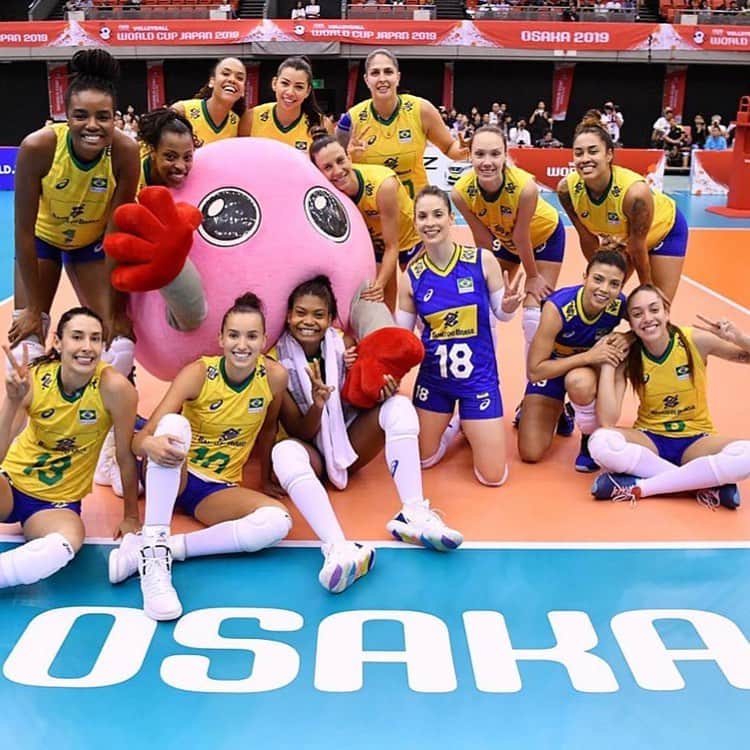 シェイラ・カストロのインスタグラム：「Feliz em fazer parte de tudo isso de novo. Sabia que seria difícil, difícil voltar a jogar, que o campeonato seria forte, longo e exaustivo. Depois de três anos sem jogar vôlei, sem vestir esta camisa, sem sentir este friozinho na barriga, posso dizer que voltei. Foi muito pouco tempo de treino com bola desde o dia que me apresentei em julho. Muitos jogos, viagens. Muita saudade das minhas filhas. Agora é pensar em subir um degrau de cada vez, me fortalecendo cada dia mais para voltar a minha forma de sempre. Parabéns time pela força que mostramos, parabéns tb por saber enxergar que ainda falta muito para atingir nosso objetivo futuro. Esse é o caminho, saber do que precisamos individualmente, para fortalecer nossa seleção como time. Agora é pensar nas minhas meninas (não consigo nem falar delas sem chorar), no meu time, e em mim. Ano que vem tem mais! Vamos que vamos! #seleçãobrasileira #volei #volleyball #maeatleta」