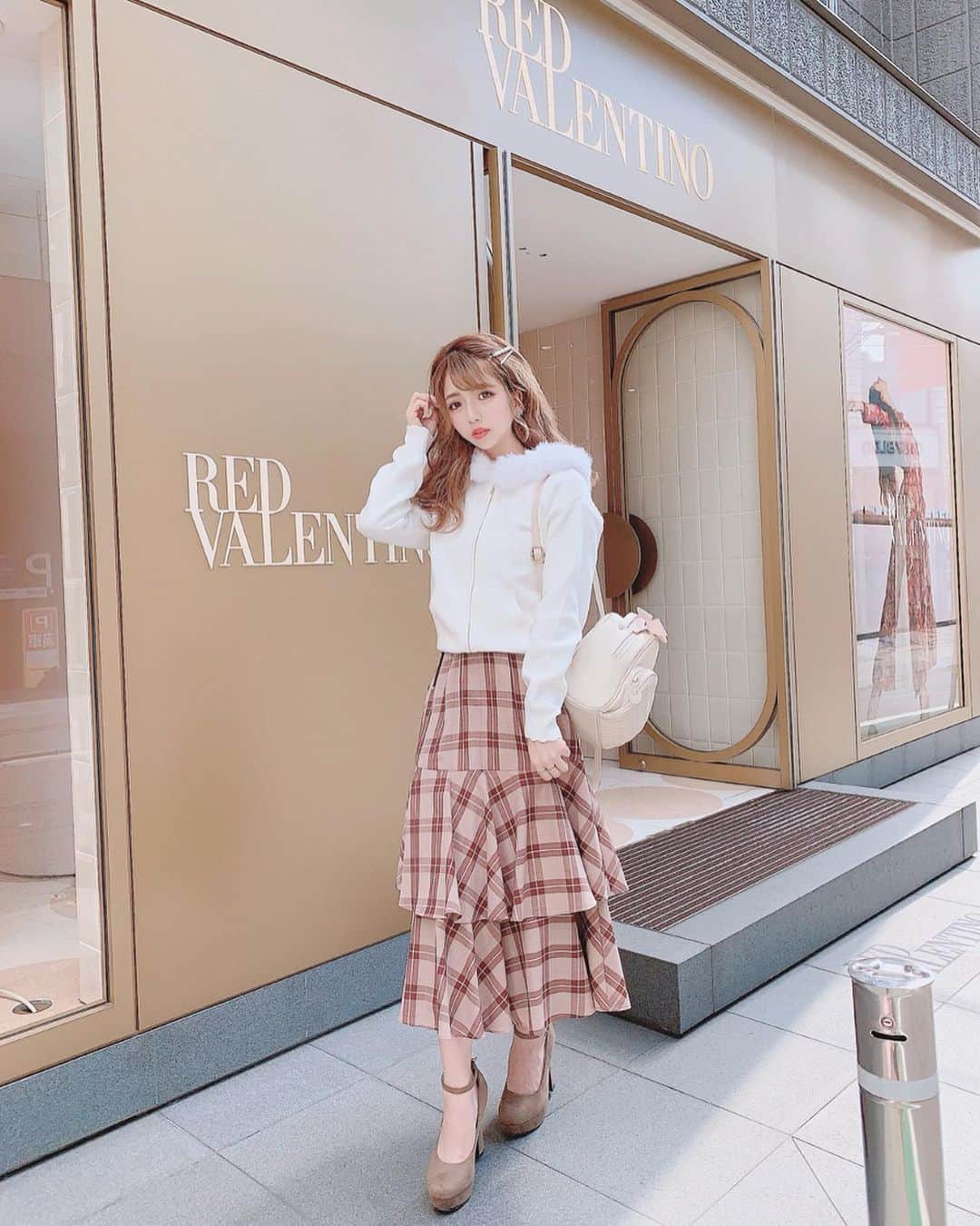 のインスタグラム：「📜 . 全身コーデはこんな感じだよー💓 . 全身 @mischmasch_official で合わせてみた🎀 . そして、気になってた足のむくみのために リピーターしてるサロン @andvivid に 行ってきたよぉ〜❤️ . かなりスッキリして細くなった🎶 . 足だけじゃなくて、肩とか背中をほくじてあげるだけでも かなり足のむくみとか太さも変わってくるんだって💓 . これからも通ってメンテナンスするぞー🎶 . #ミッシュマッシュ #パーカー #code #ootd #fashion #チェックスカート #リュック #脚やせ #美容 #andvivid #えりんコーデ #152cmコーデ」