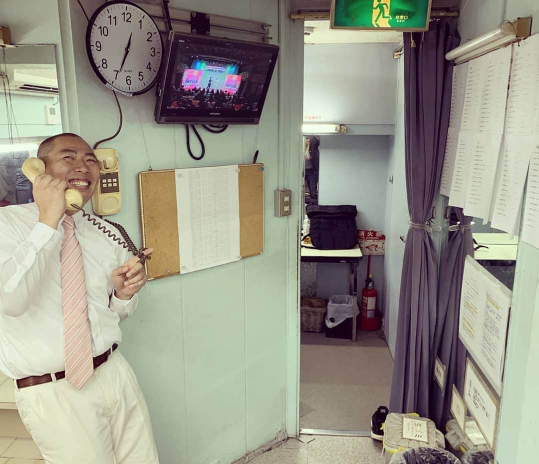 松本康太さんのインスタグラム写真 - (松本康太Instagram)「今日はM-1グランプリ2019予選のMCを新宿のシアターモリエールでやらせてもらっています(^o^)v 12時～20時 約8時間 167組 漫才観てお勉強タイム♪ (入場料 500円)  #m1グランプリ #2019 #芸人  #新宿 #シアターモリエール #mc #レギュラー #あるある探検隊 #レトロ #オールディーズ #昭和 #レギュラー松本 #」10月1日 12時55分 - aruarutankentai.matsumoto