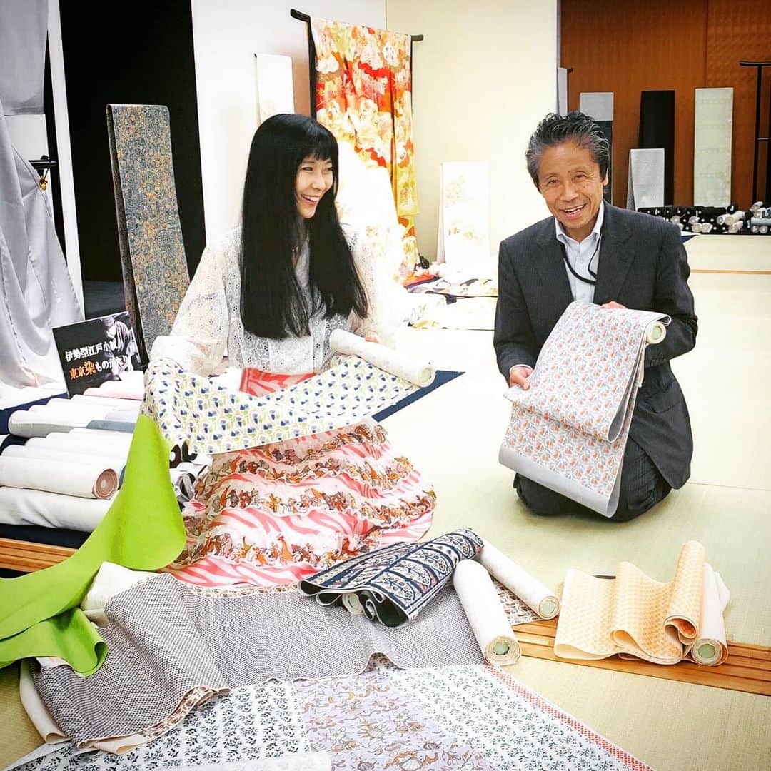 のインスタグラム：「10月9日〜10月15日﻿ 名古屋/松坂屋 8階  きもの紅葉の会🍁﻿ 染織司俵屋さんで安珠セレクトのお着物展示﻿ ﻿ 10月12日 13:30〜安珠トークイベント﻿ お着物姿が映える写真撮影のコツやコーデュネイト術等﻿ ﻿ お着物選ばせて頂きました👘✨ うっとりする超絶技法や人間国宝の作品﻿ そして、鮮やかな色合いの作品等﻿ この機会にぜひご覧くださいませ！ ﻿ 「Invisible Kyoto」の写真・図録の展示販売もします🍁﻿ #松坂屋 #名古屋 #きもの紅葉の会 #着物 #染織司俵屋 ﻿#InvisibleKyoto #安珠写真家 #anjuphotographer ﻿ ﻿ ﻿」