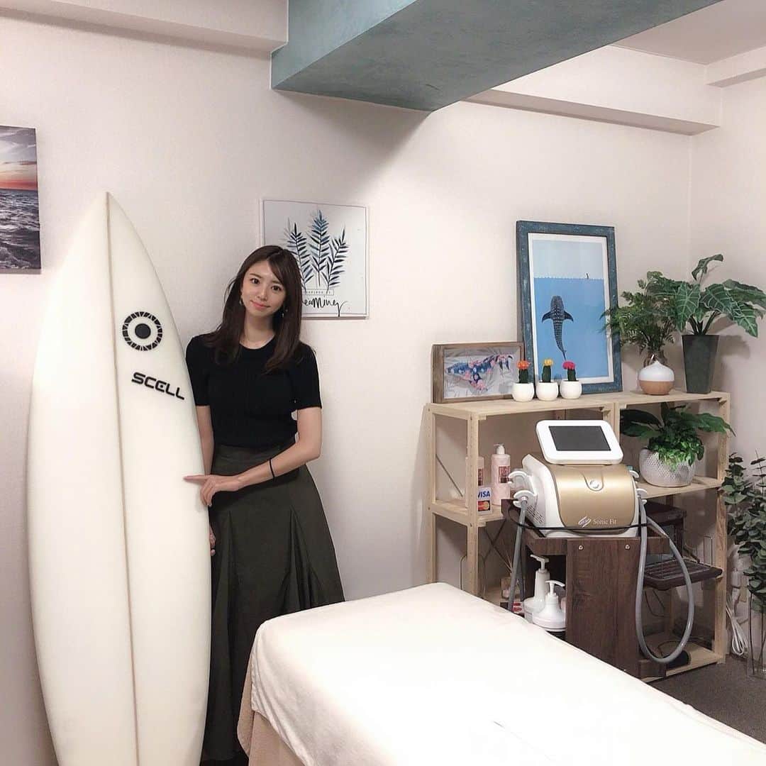 加田穂乃華のインスタグラム：「中目黒にあるリーズ・リー湘南中目黒さんにてSONIC FIT受けてきました💆🏻‍♀️✨ 一回目でとても効果を感じたので先日二回目の施術を😊 小顔効果はもちろん、肌のトーンもアップ、この日は水素パックをしてもらったのでお肌もツヤツヤ♡  今まで小顔矯正など行ったことがなかったですが、20代後半にもなるのでケアは大事ですね😂❗️ @lees_lee_nakame  ありがとうございました💗  #sonicfit #フェイシャルエステ #ソニックフィット #中目黒 #リーズリー湘南中目黒 #エステサロン」